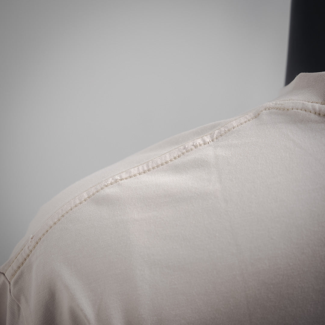 B Gradient blurred letter T-shirt