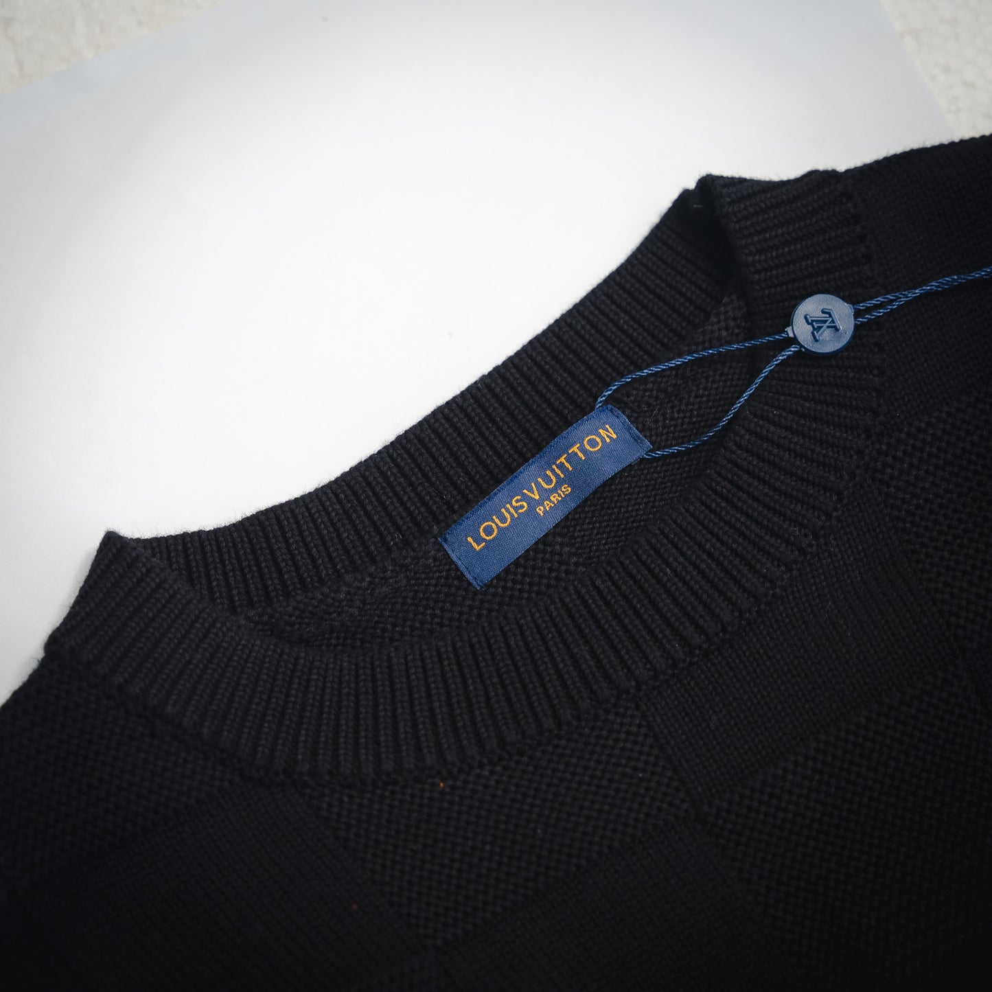 1V Pin Checkerboard Knitted Sweater
