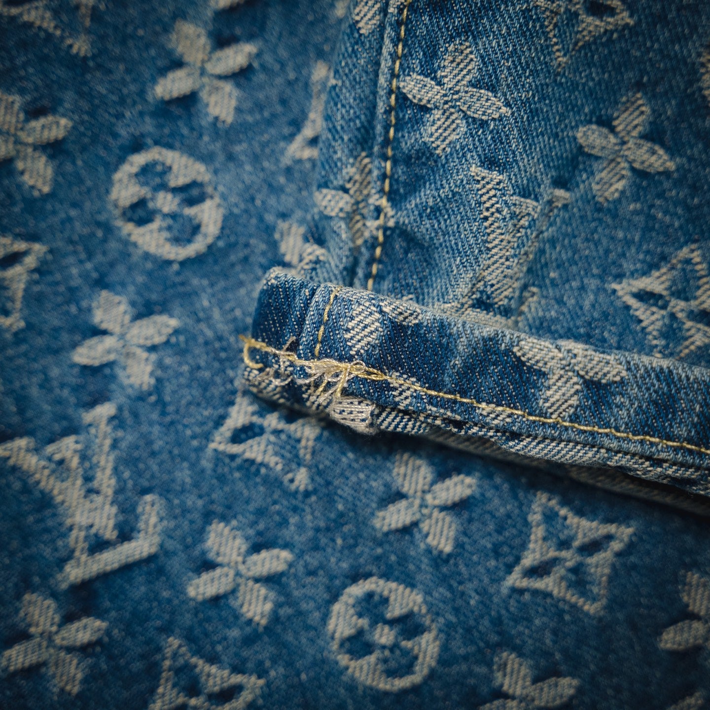 1V Jacquard side leather jeans