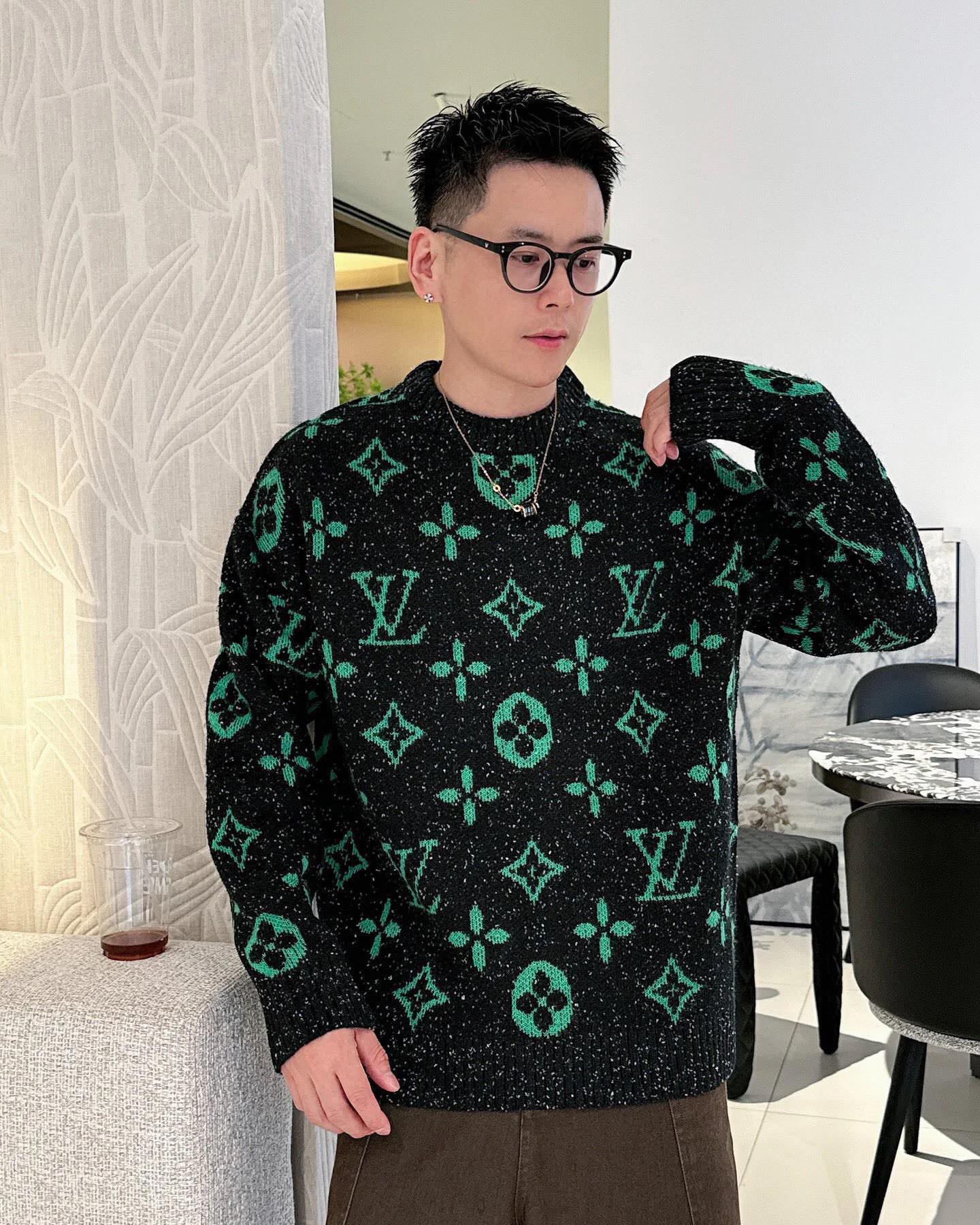 1V 24FW logo jacquard round neck sweater