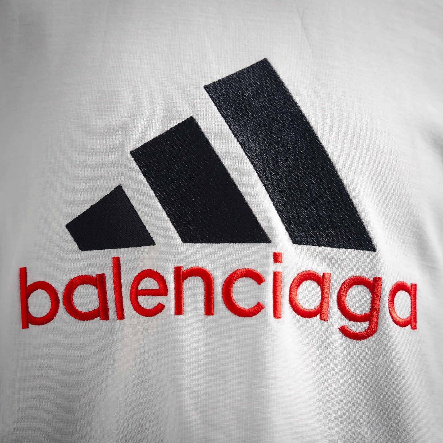 B &Adi co-branded embroidered T-shirt