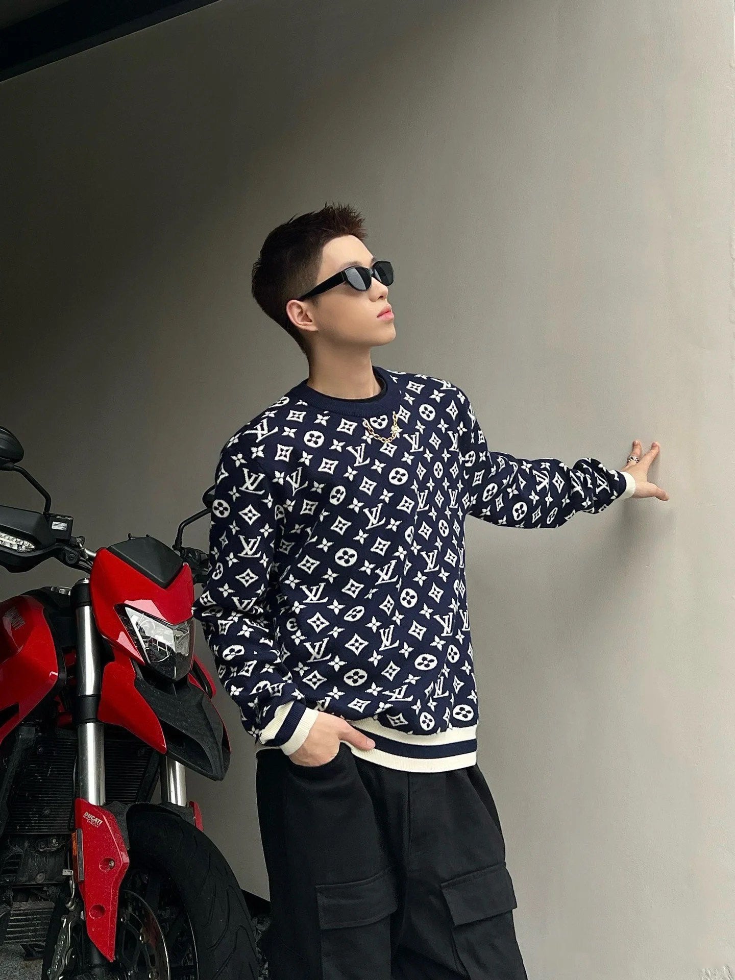 1V 24ss Chain Print Crew Neck Sweater