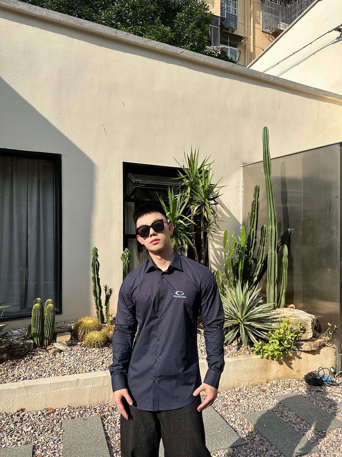 B embroidered logo shirt