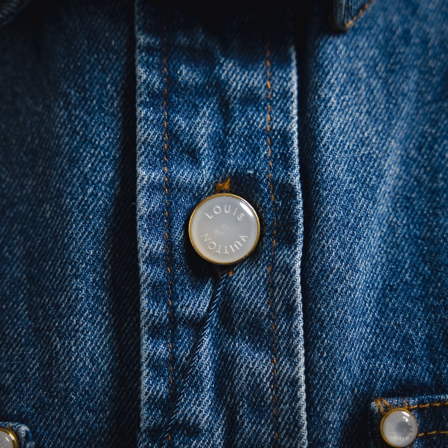 L 24FW sonnenverblasste Jeansjacke