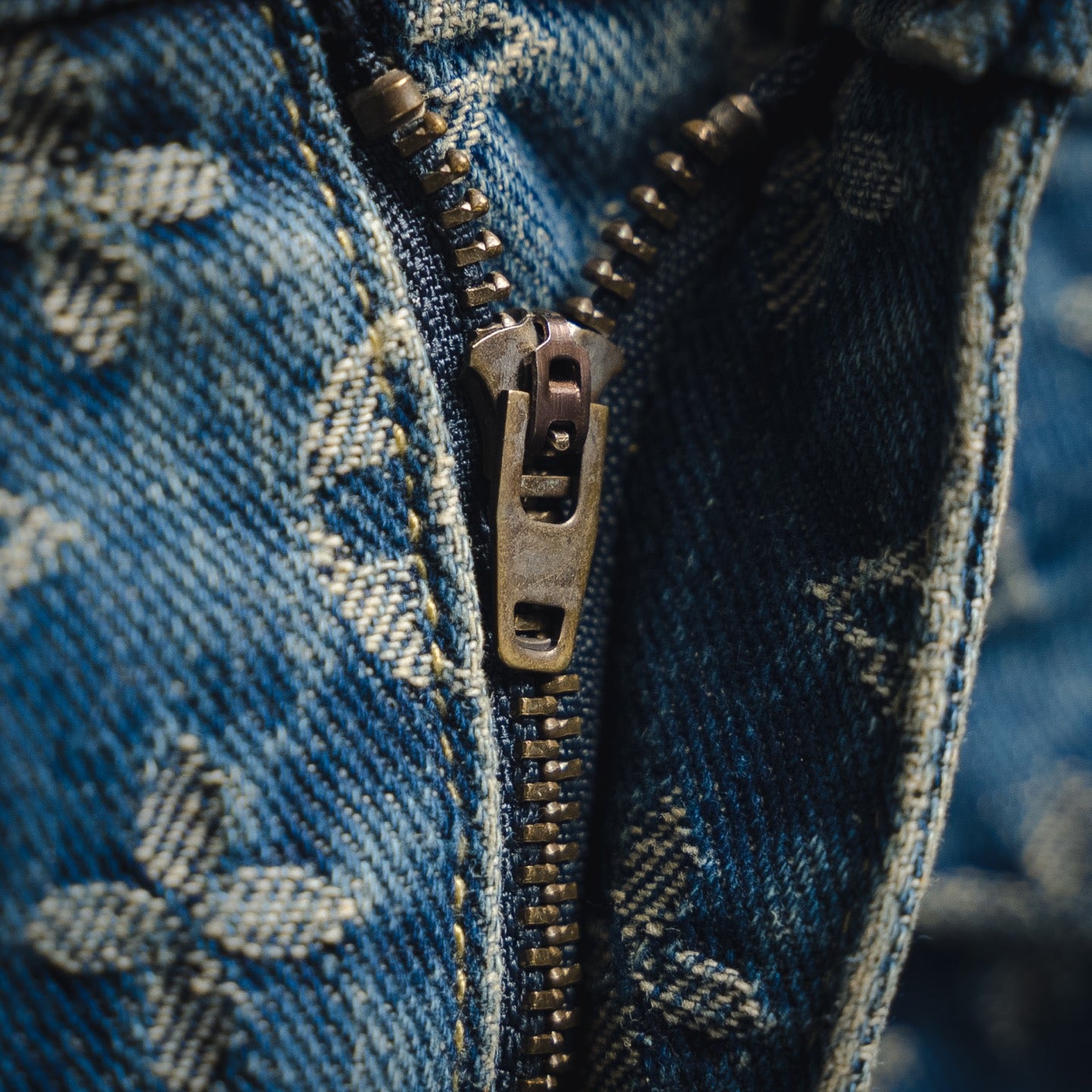 1V Jacquard side leather jeans