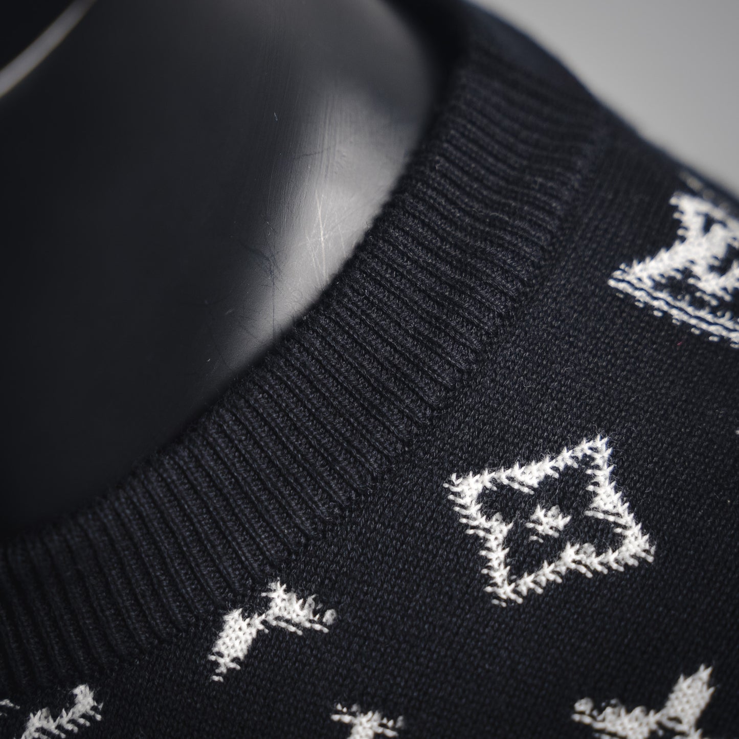 1V 24FW Starry Sky Gradient Round Neck Sweater