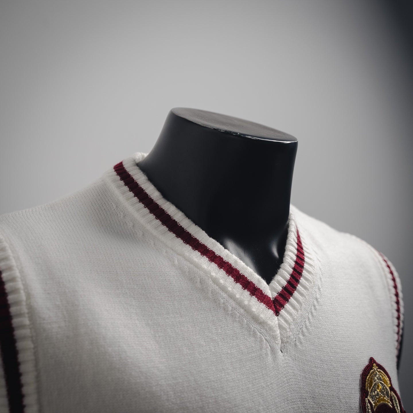 1V 2025ss Embroidered Badge Knitted Vest