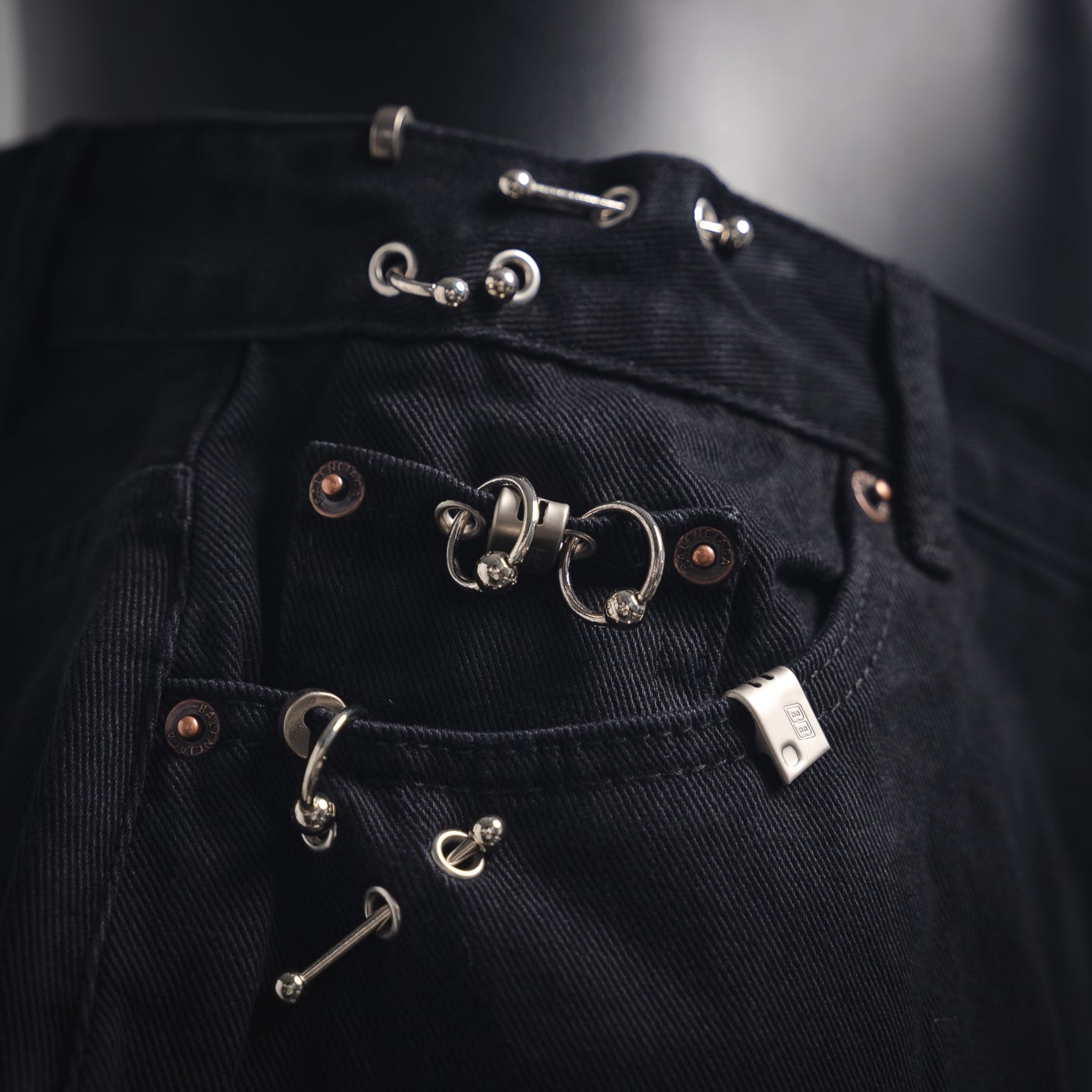 B Riveted loose denim shorts