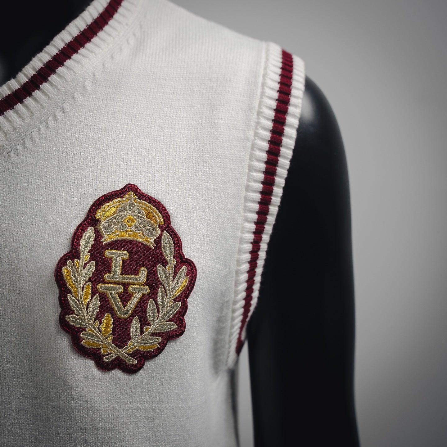 1V 2025ss Embroidered Badge Knitted Vest