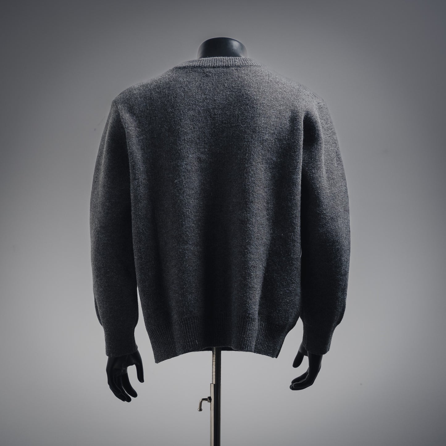 L 24FW Dunkler Muster-Logo Pullover Pullover