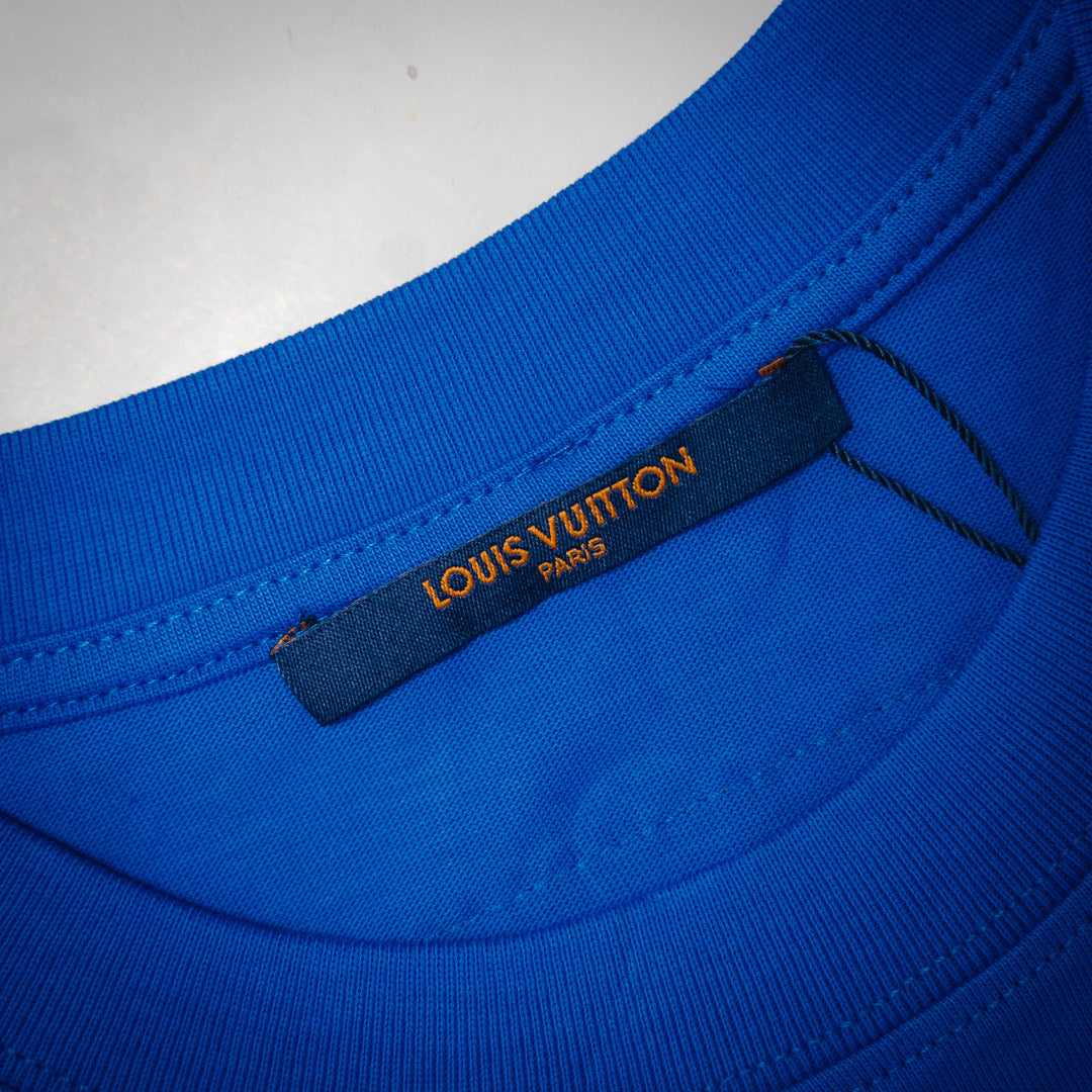 1V 3D embossed logo T-shirt