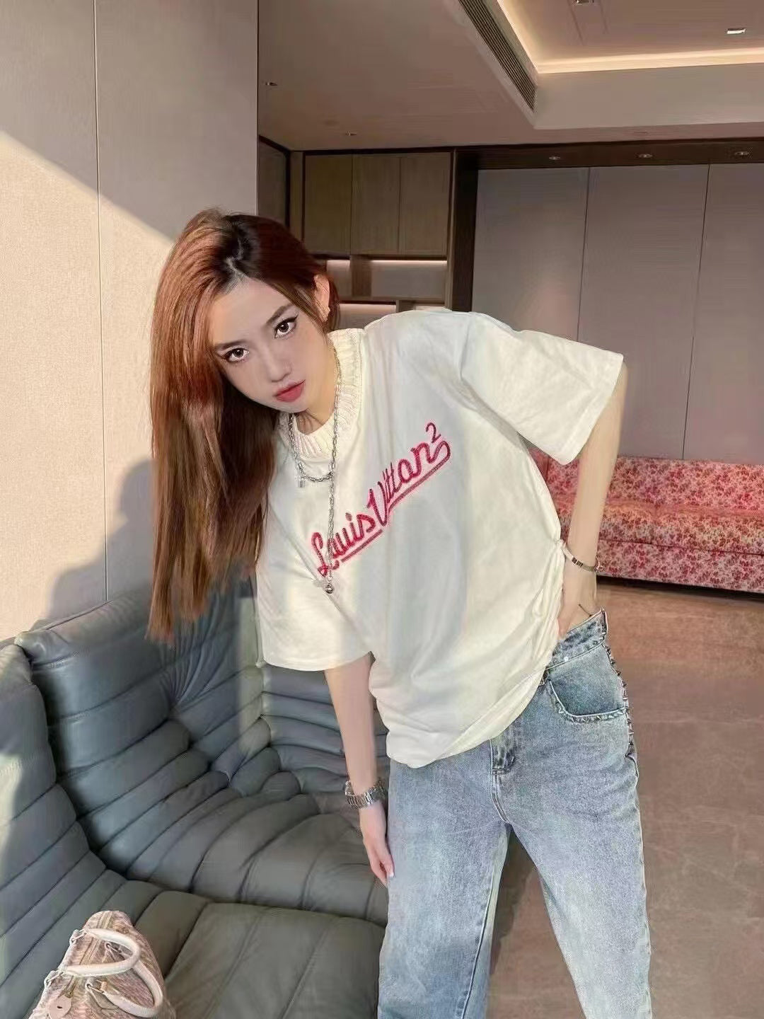 1V Letter embroidered T-shirt