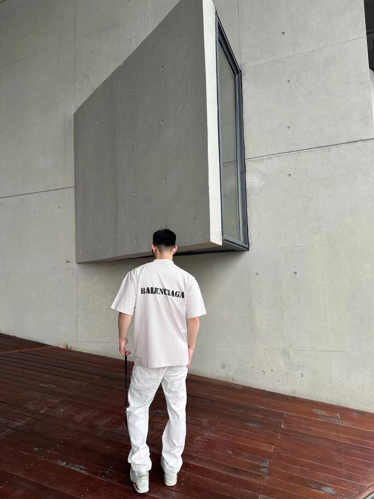 B Gradient blurred letter T-shirt