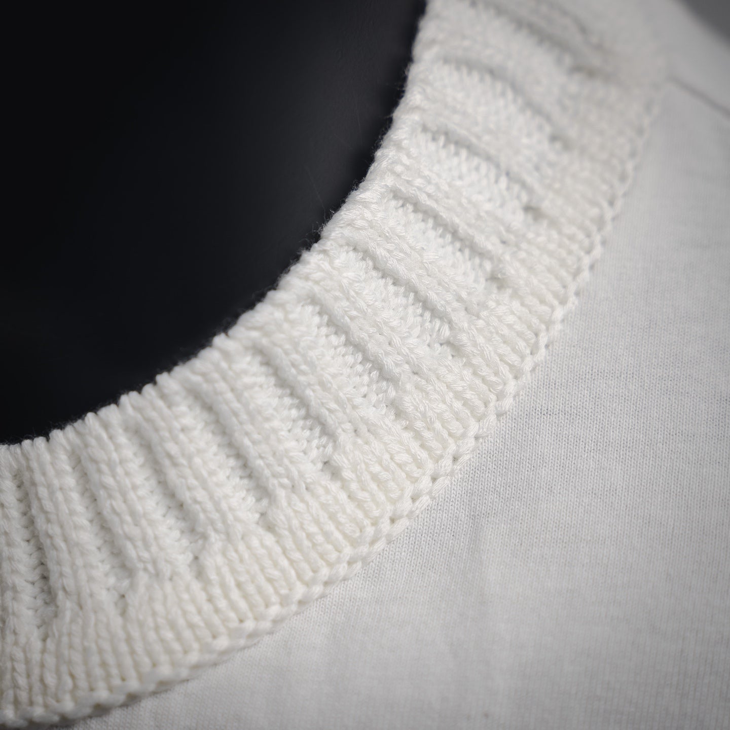 1V Letter embroidered T-shirt