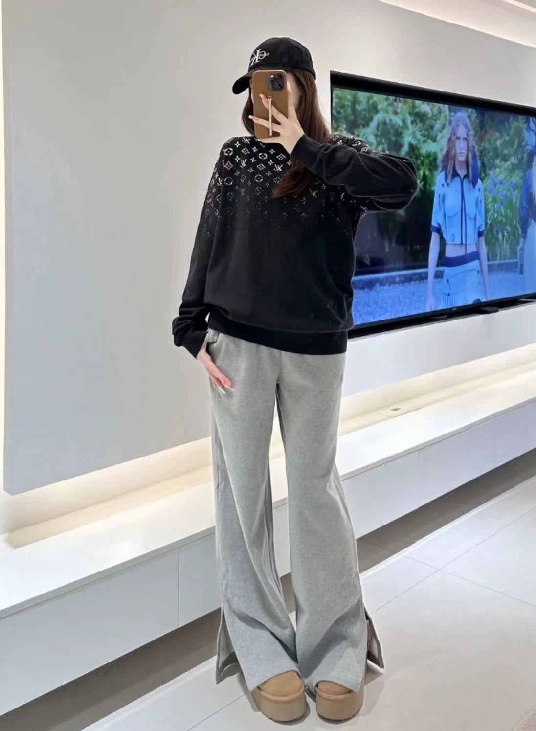 1V 24FW Starry Sky Gradient Round Neck Sweater