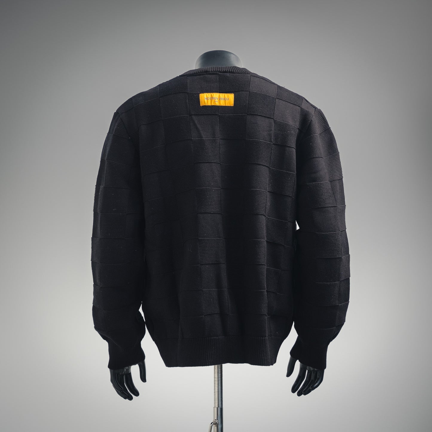 1V Pin Checkerboard Knitted Sweater