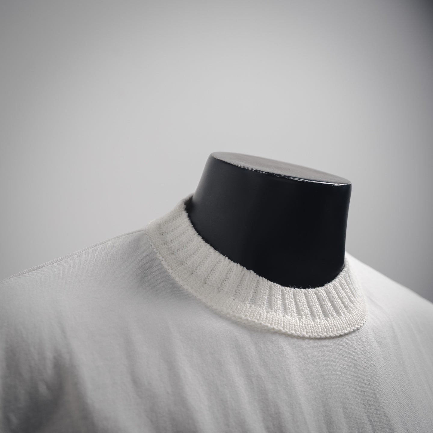 1V Letter embroidered T-shirt