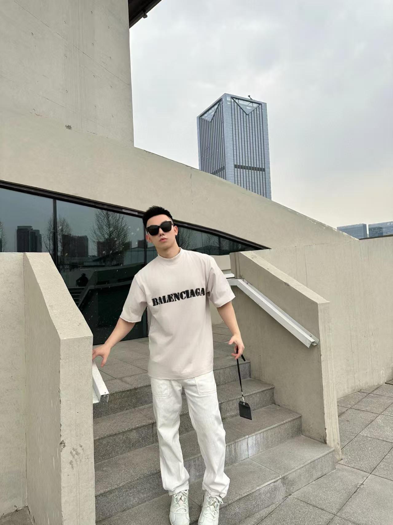 B Gradient blurred letter T-shirt