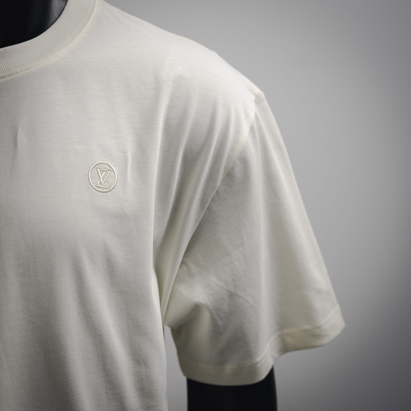 1V Embroidered Logo T-shirt