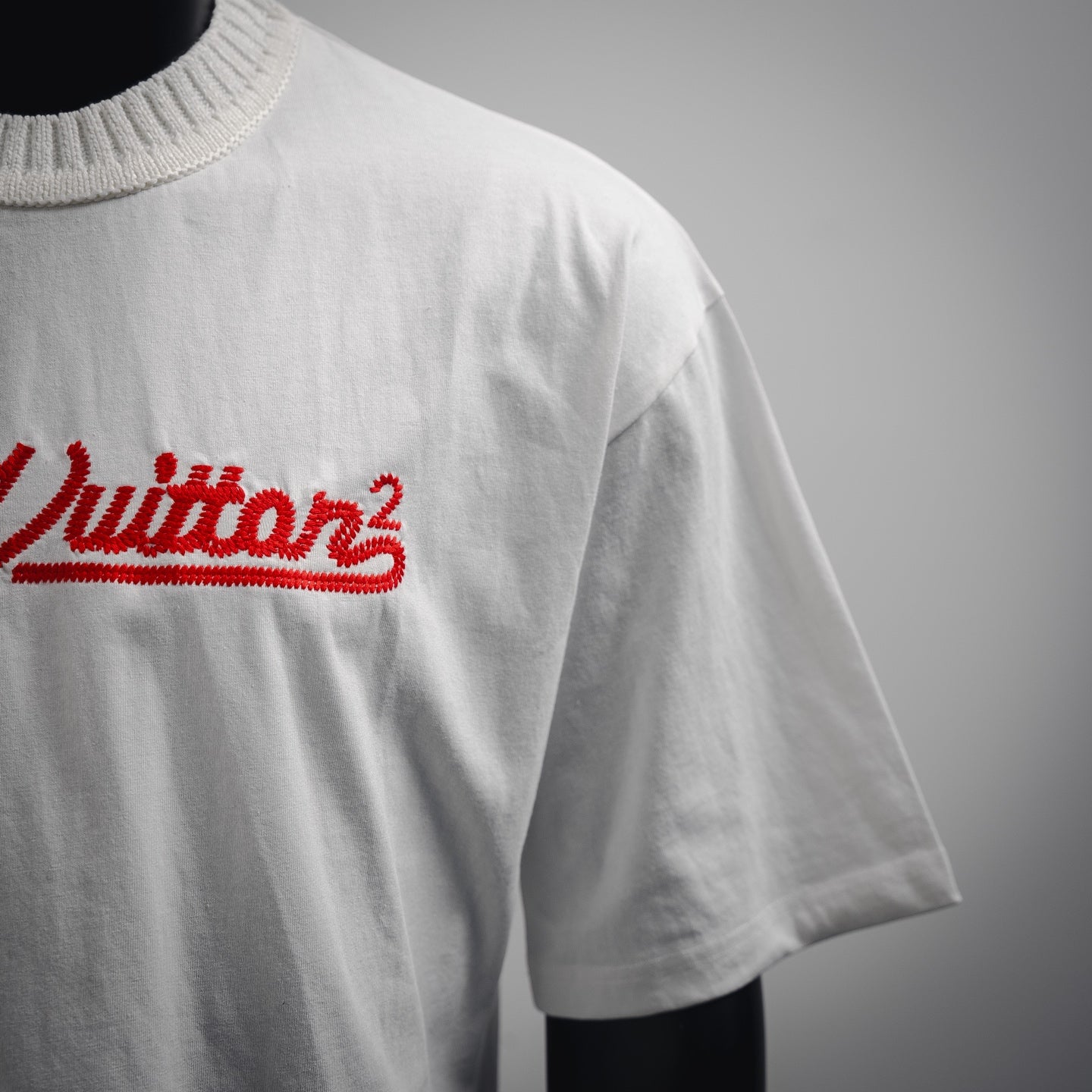 1V Letter embroidered T-shirt
