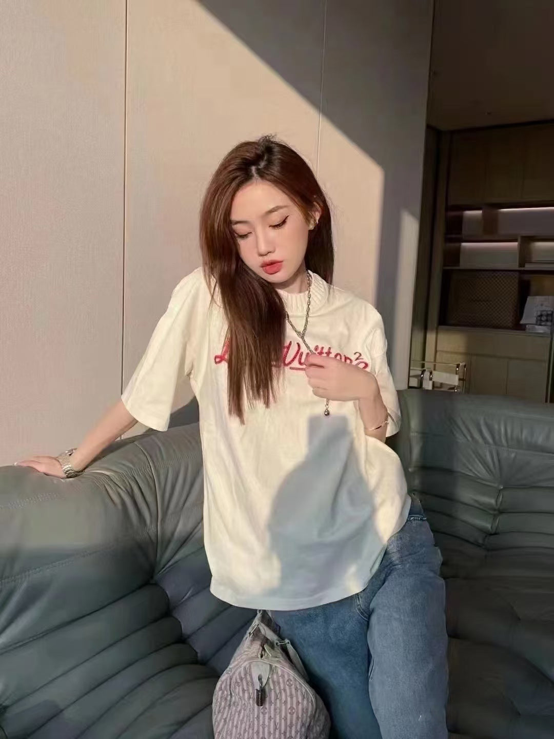 1V Letter embroidered T-shirt