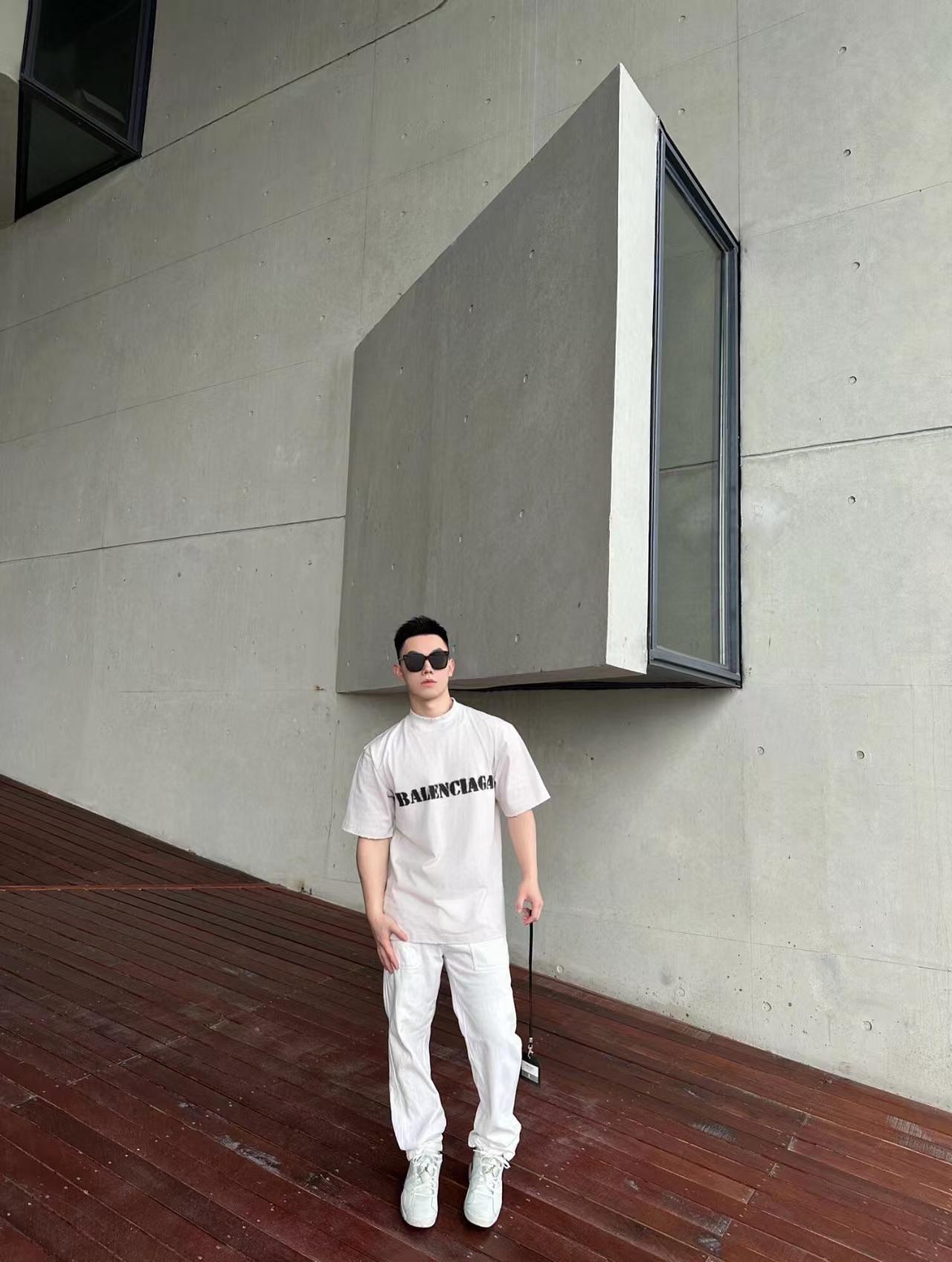 B Gradient blurred letter T-shirt