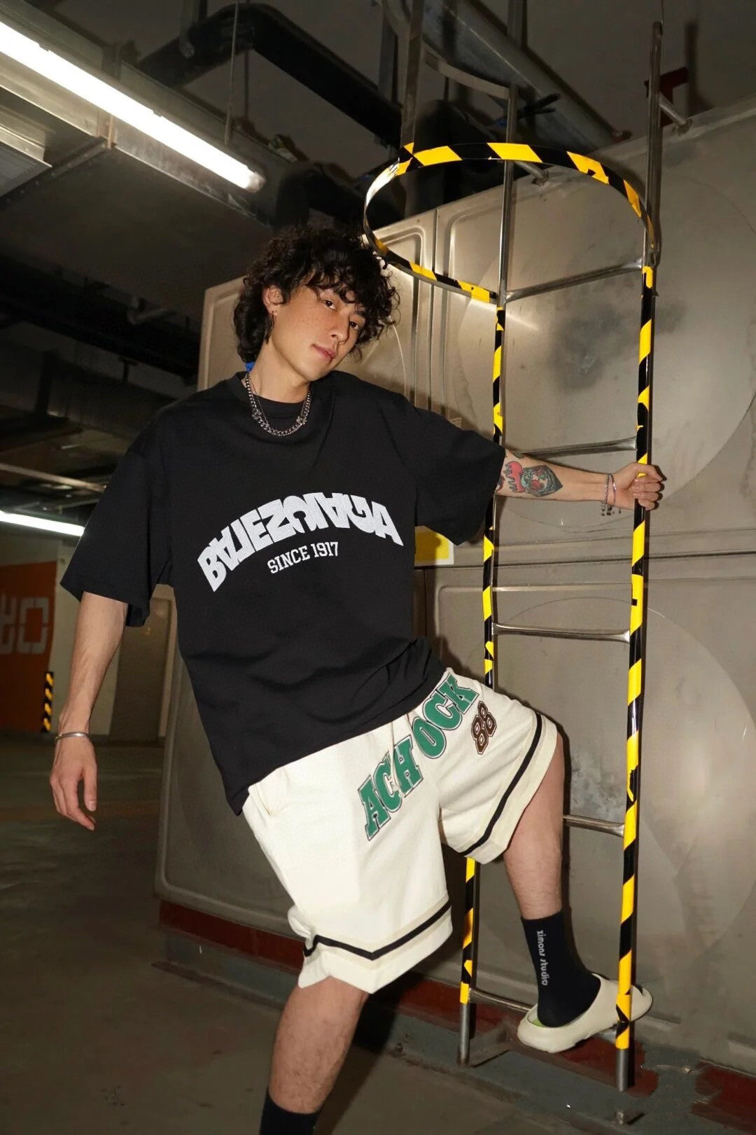 B inverted letters embroidered logo T-shirt
