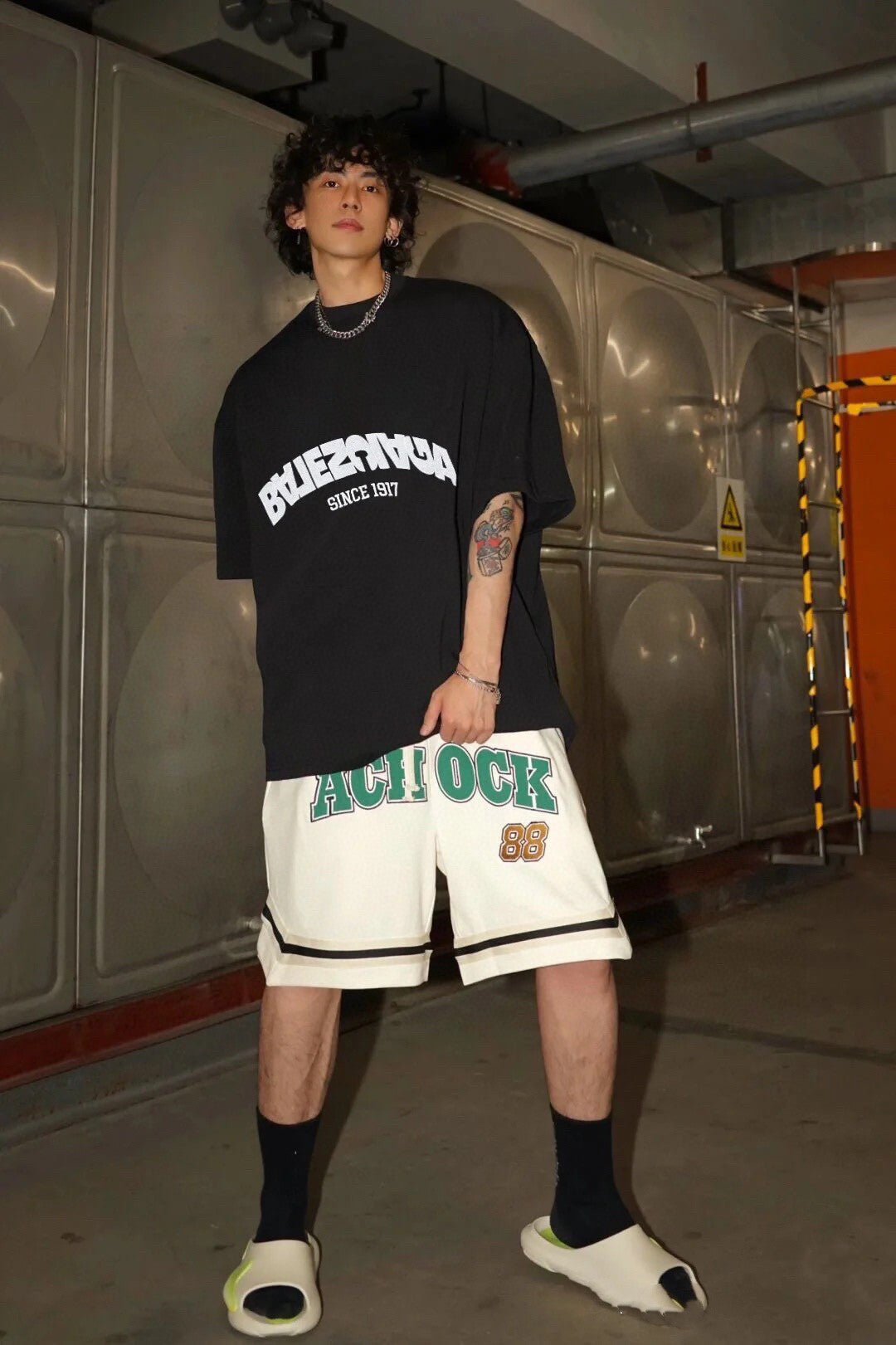 B inverted letters embroidered logo T-shirt