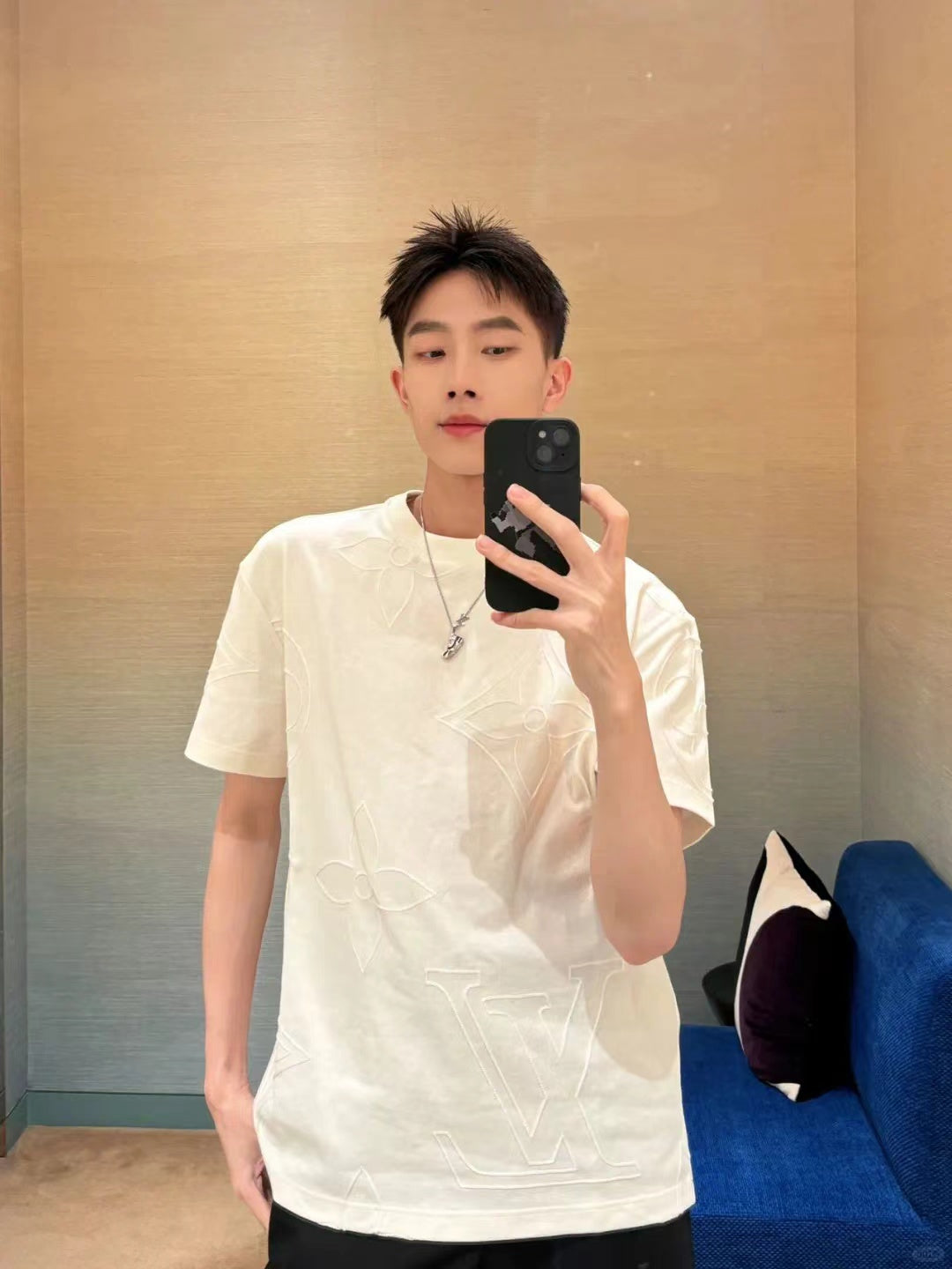 L Chain Embroidery T-Shirt