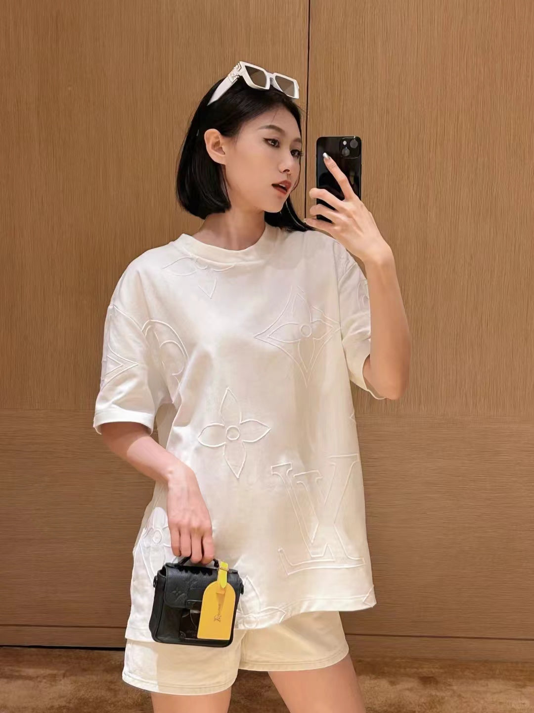 L Chain Embroidery T-Shirt