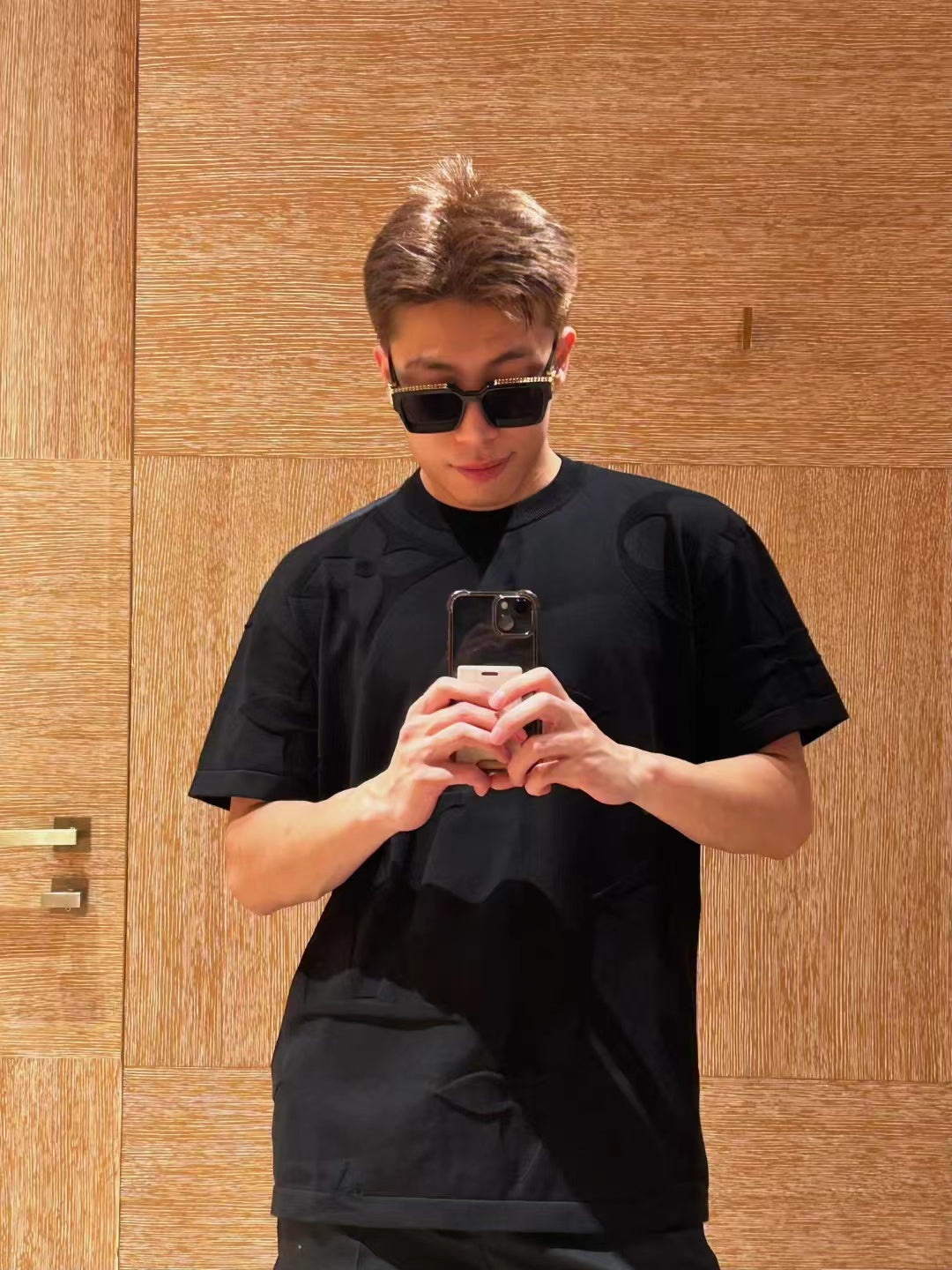 L Chain Embroidery T-Shirt