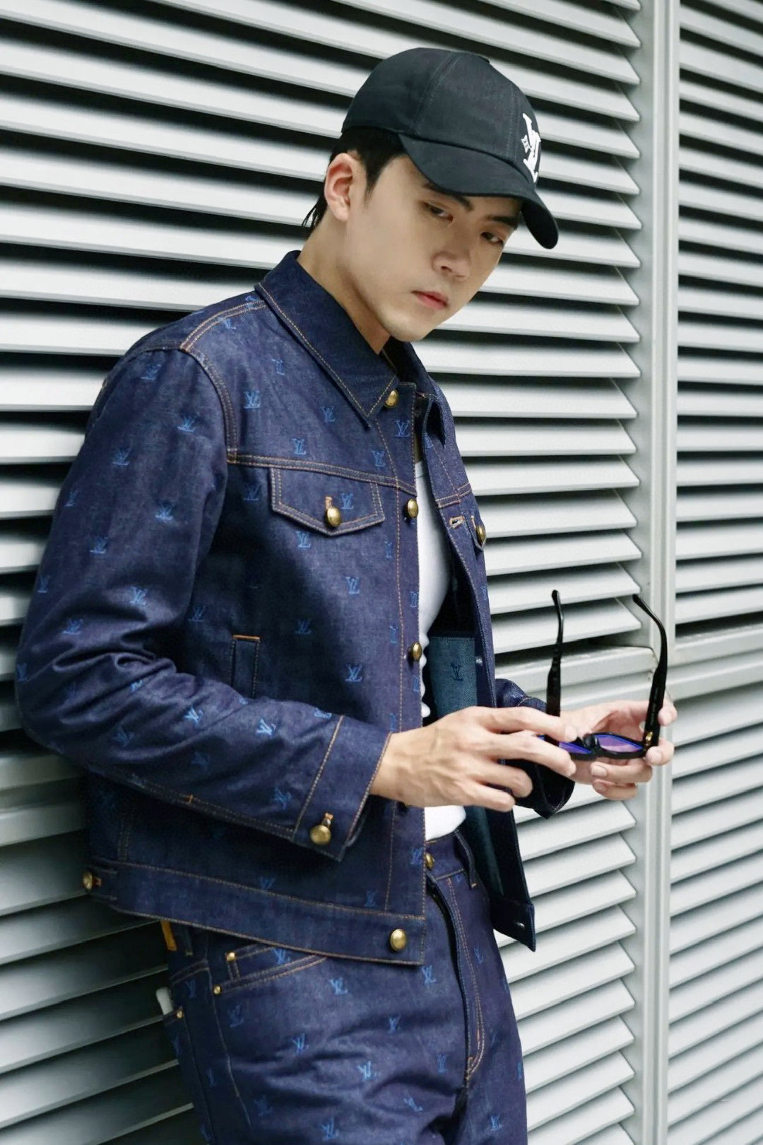 1V embroidered logo denim jacket