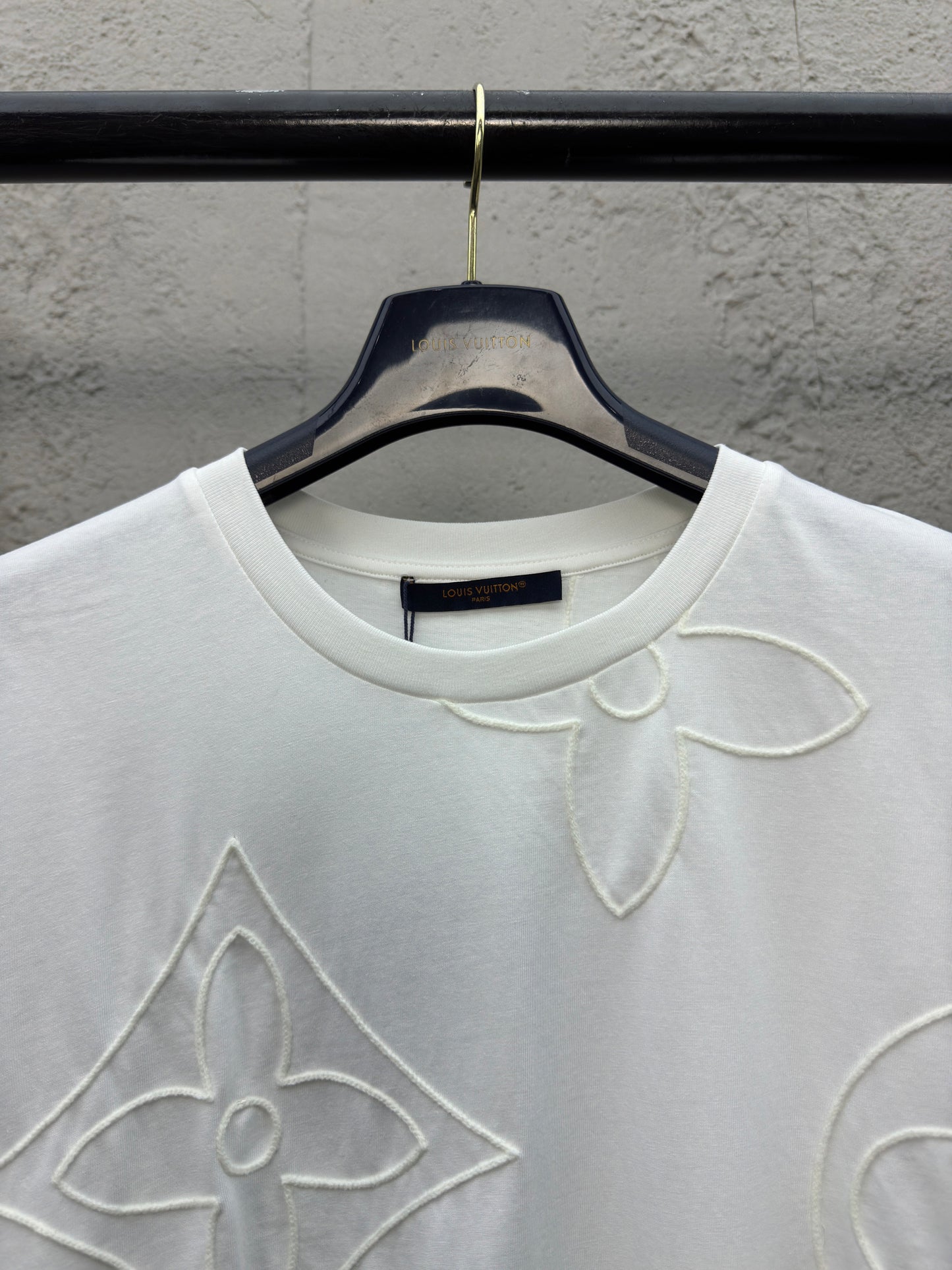 L Chain Embroidery T-Shirt