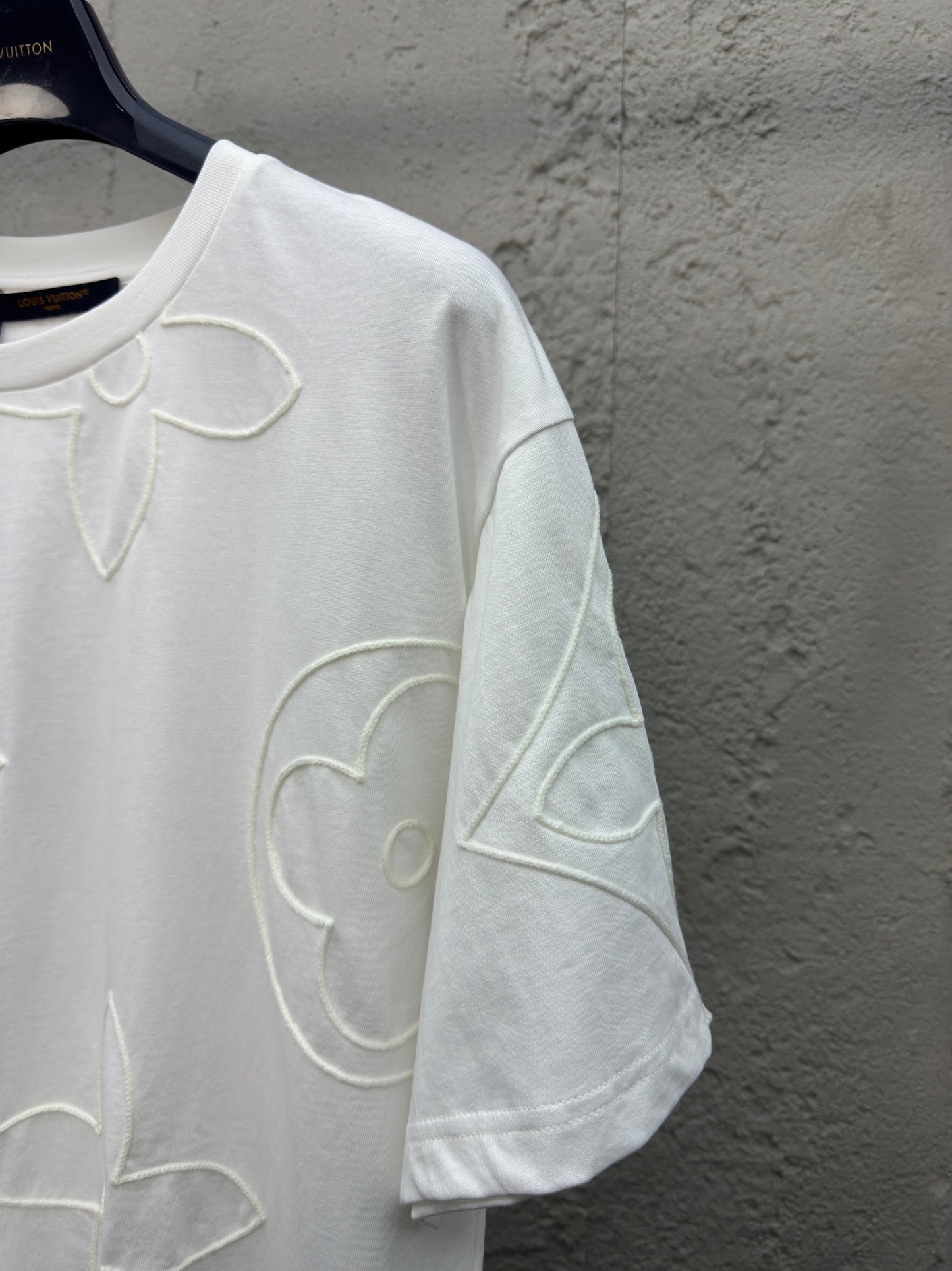 L Chain Embroidery T-Shirt