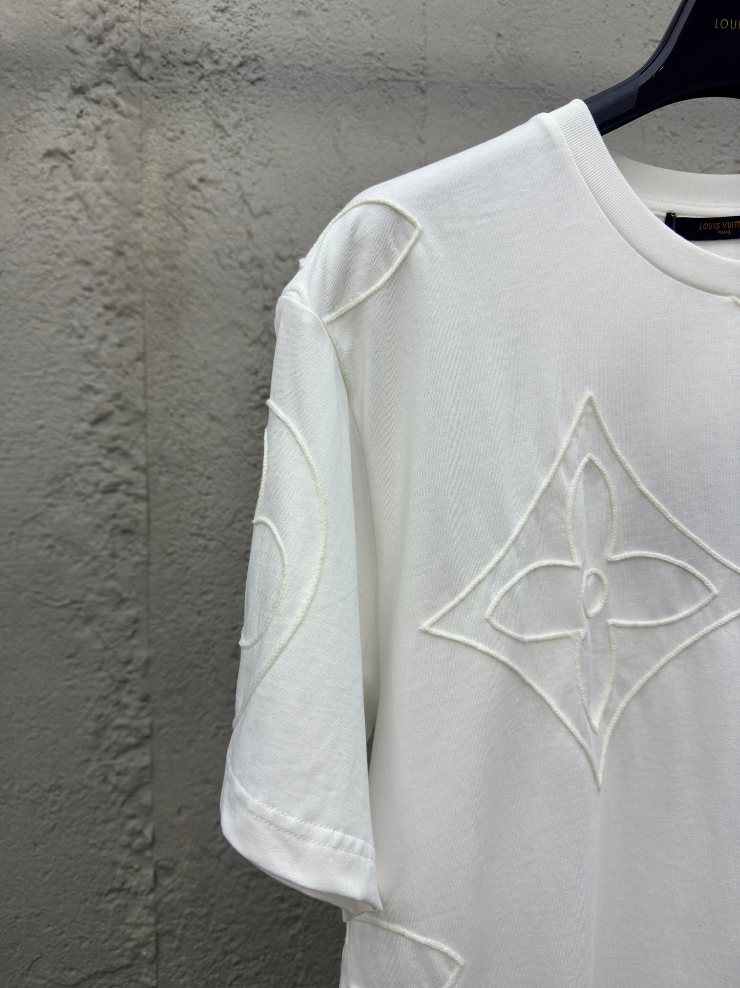 L Chain Embroidery T-Shirt