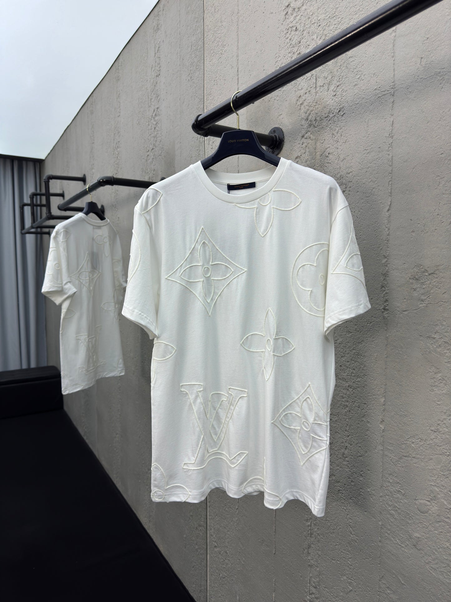 L Chain Embroidery T-Shirt