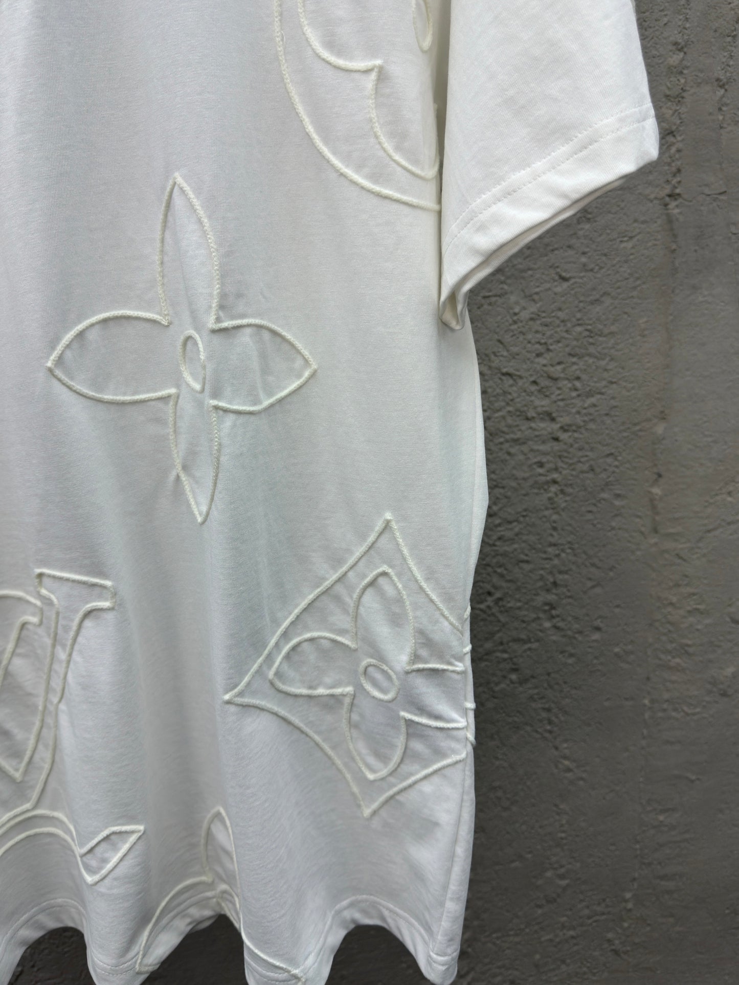 L Chain Embroidery T-Shirt