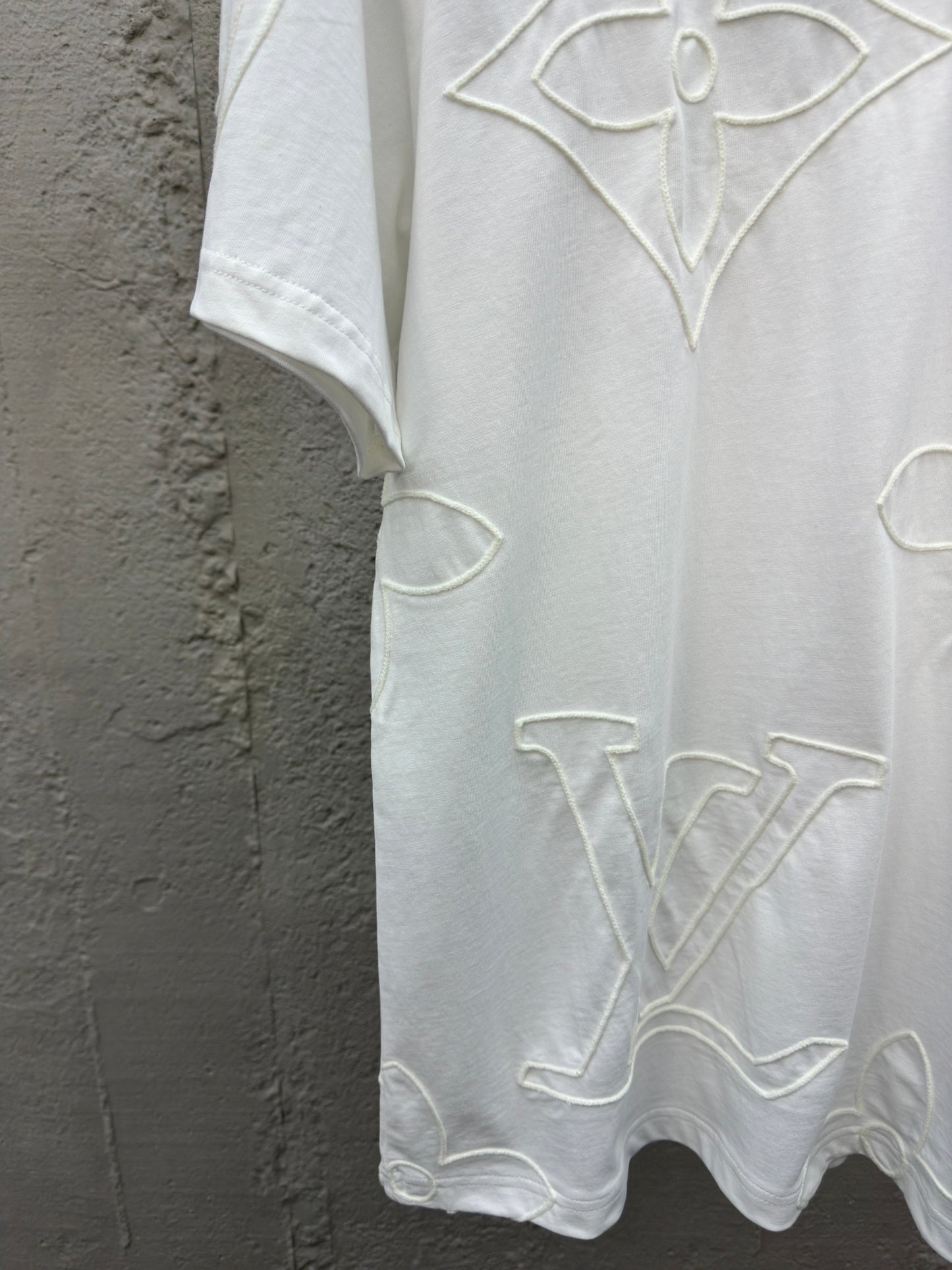 L Chain Embroidery T-Shirt