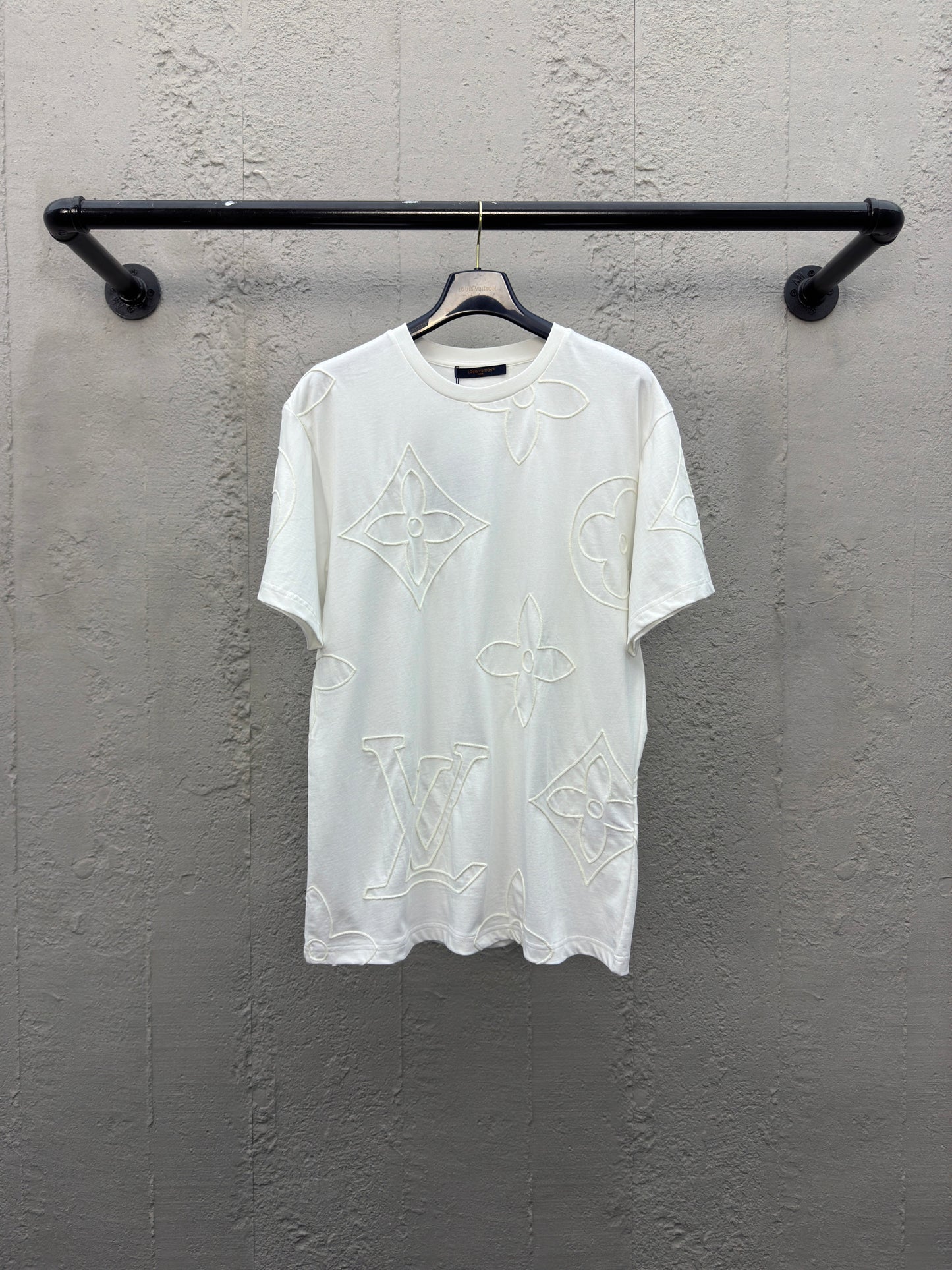 L Chain Embroidery T-Shirt