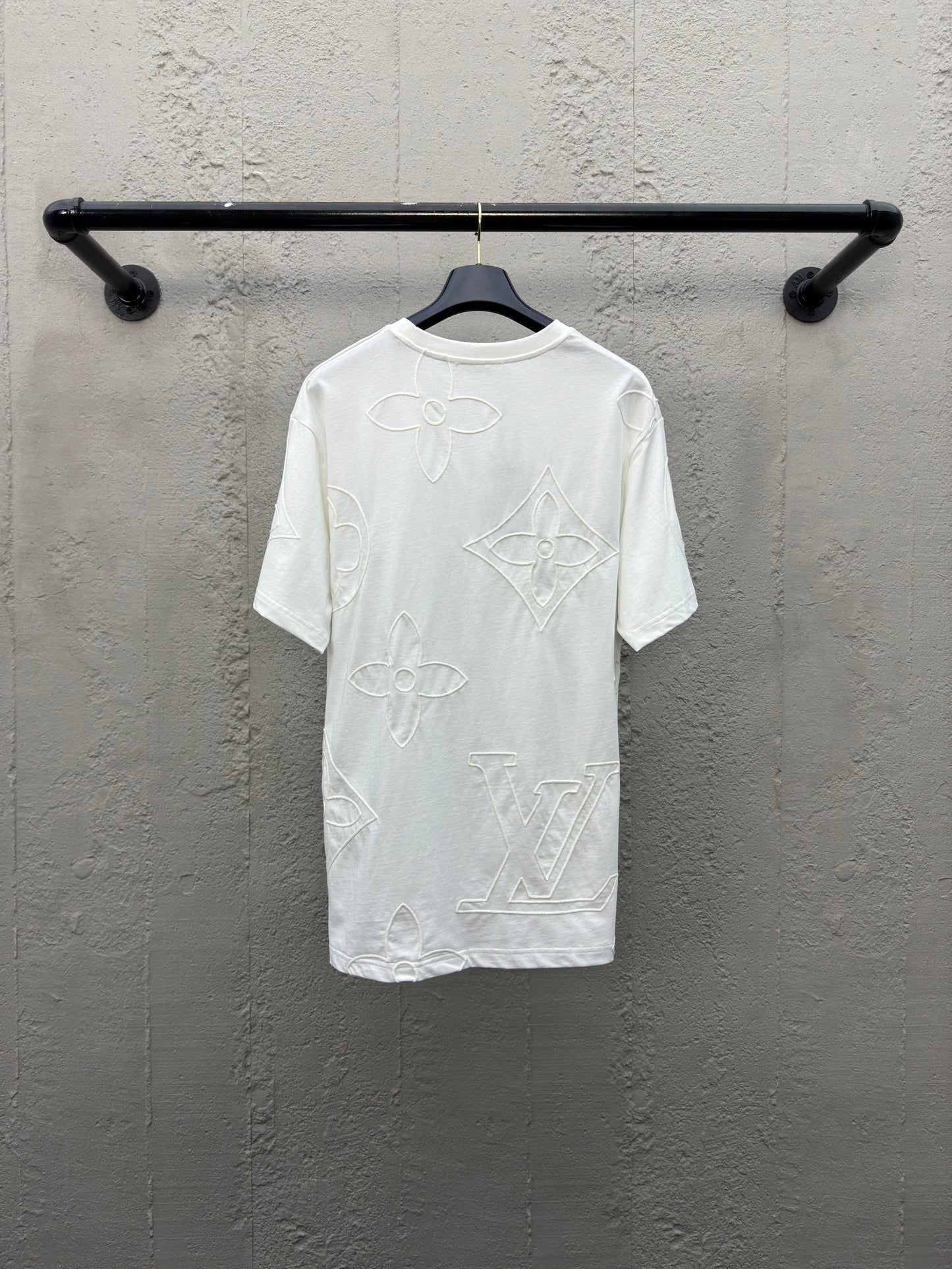L Chain Embroidery T-Shirt