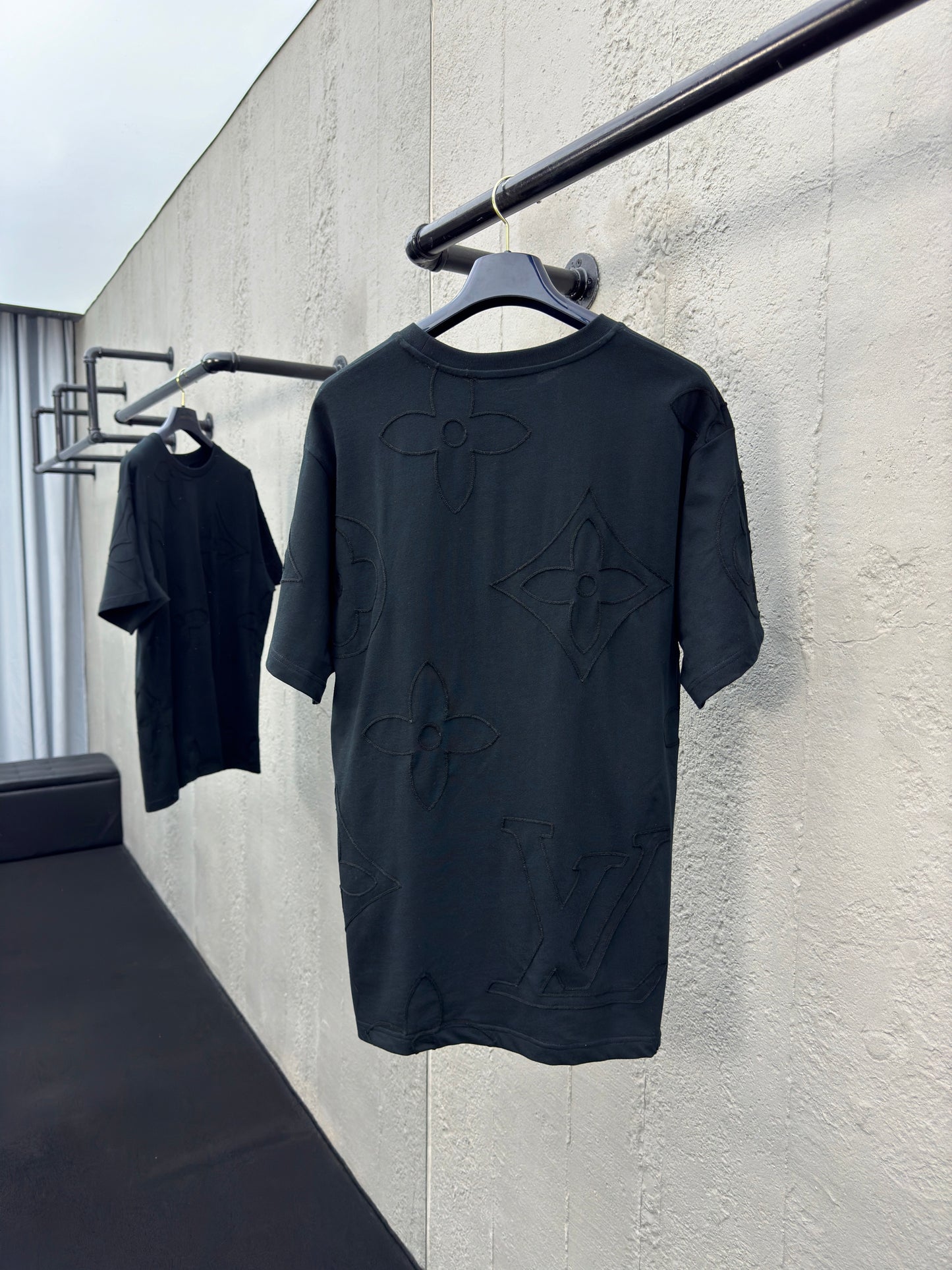 L Chain Embroidery T-Shirt