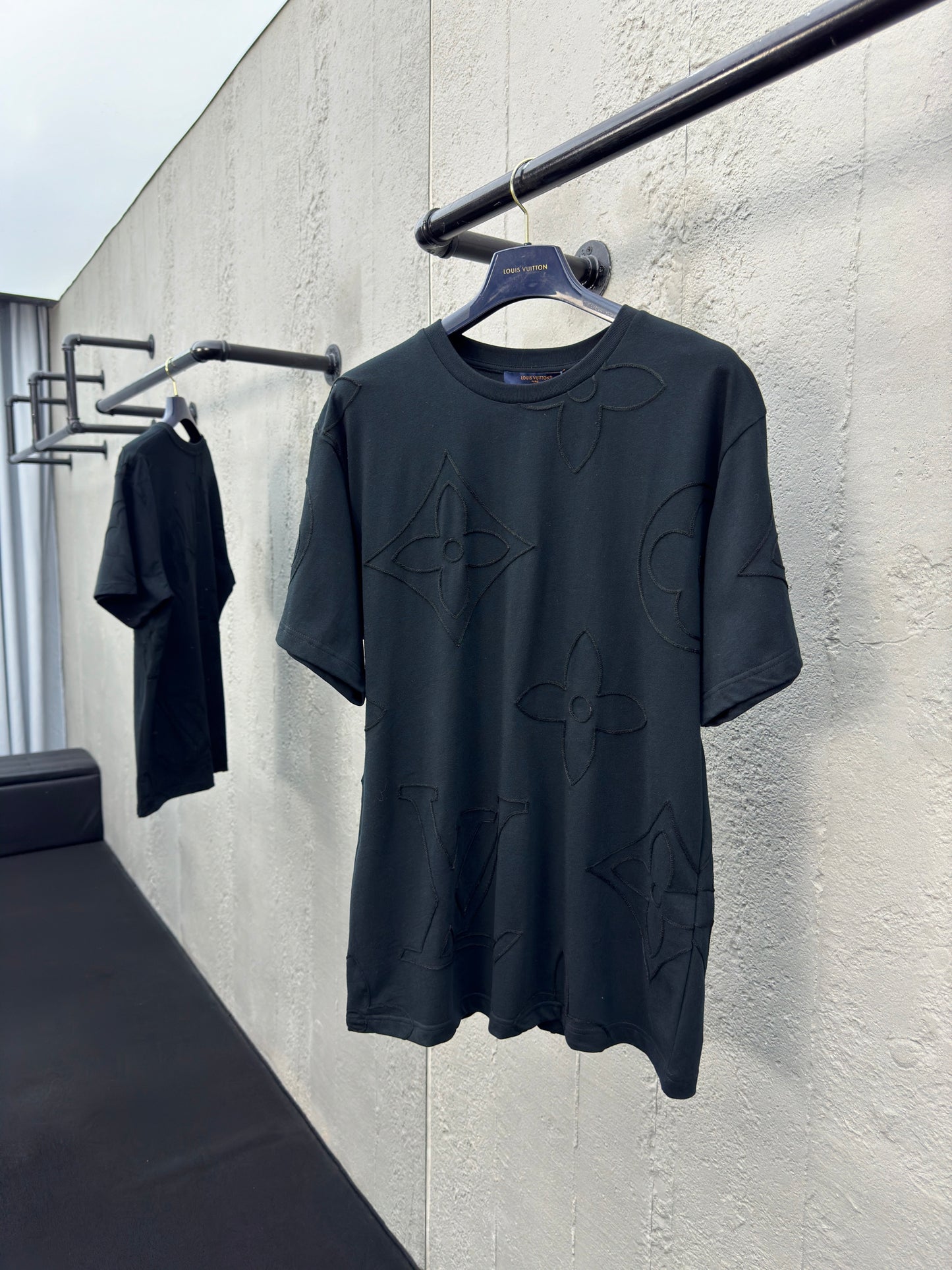 L Chain Embroidery T-Shirt