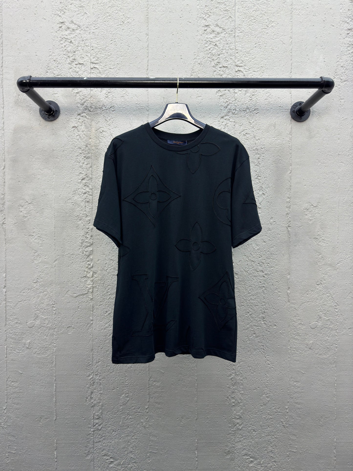 L Chain Embroidery T-Shirt