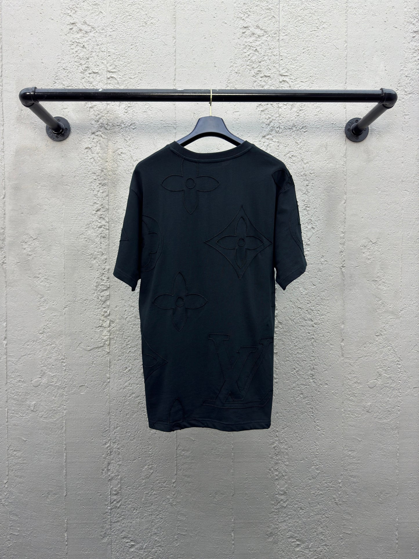 L Chain Embroidery T-Shirt