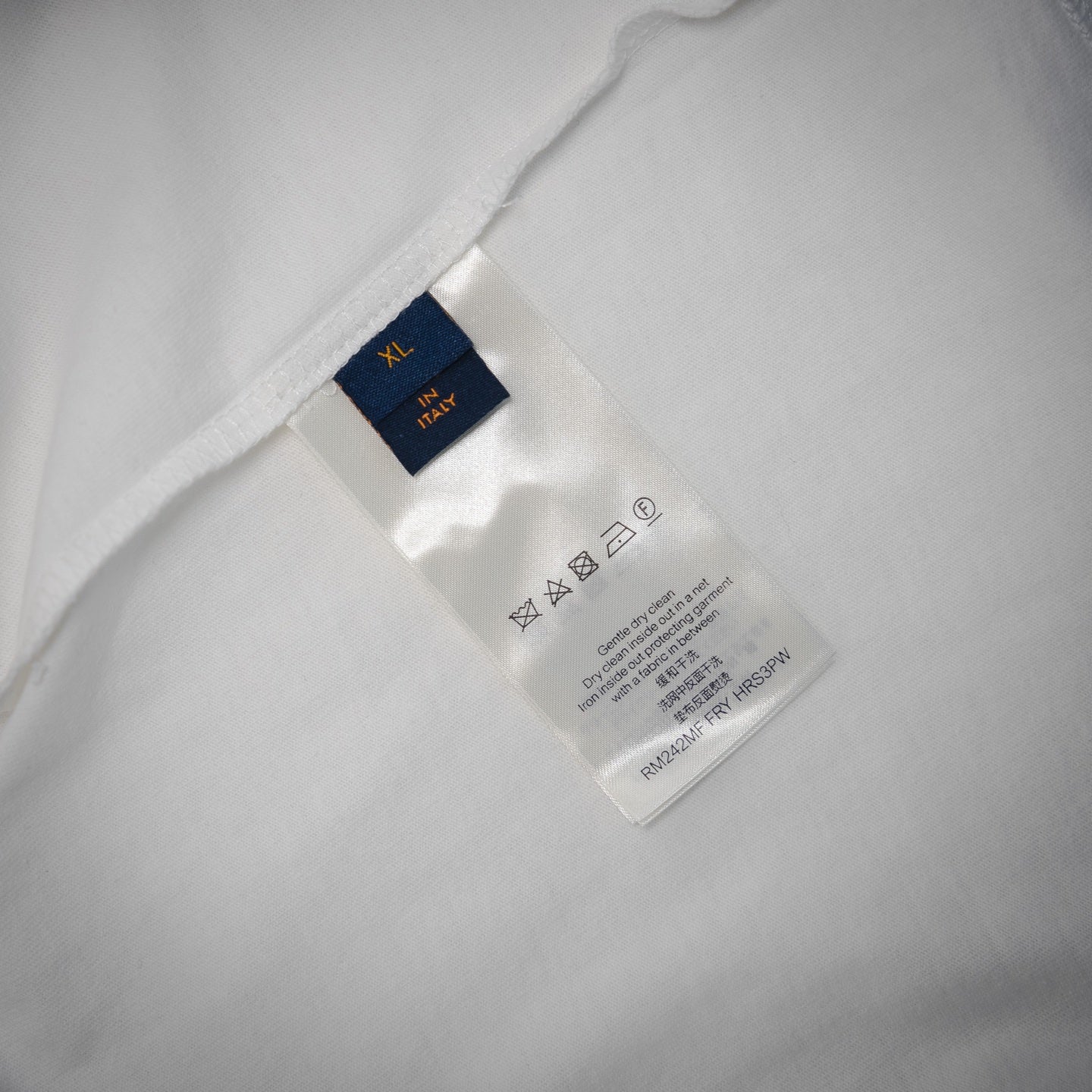 1V Letter embroidered T-shirt