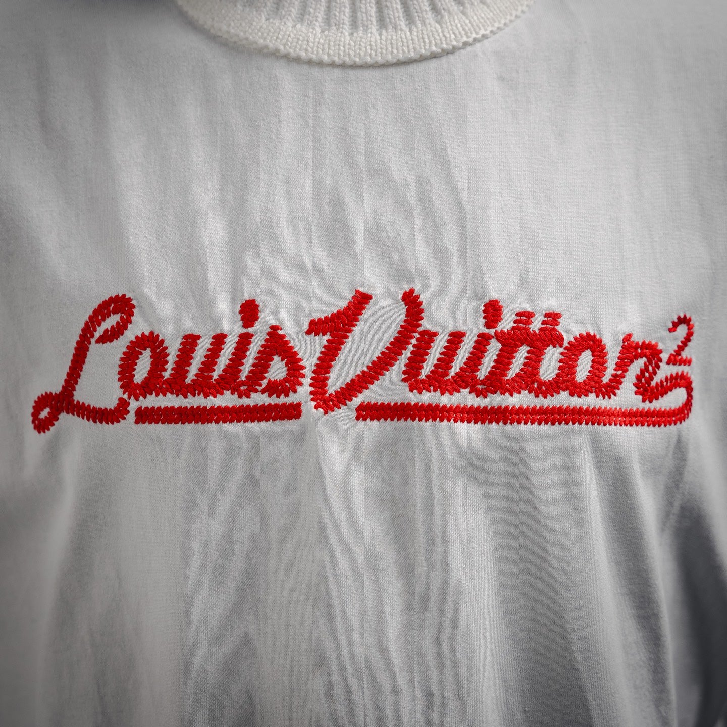 1V Letter embroidered T-shirt