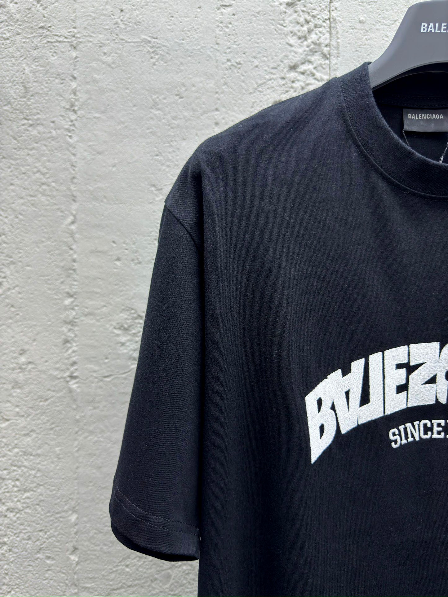 B inverted letters embroidered logo T-shirt