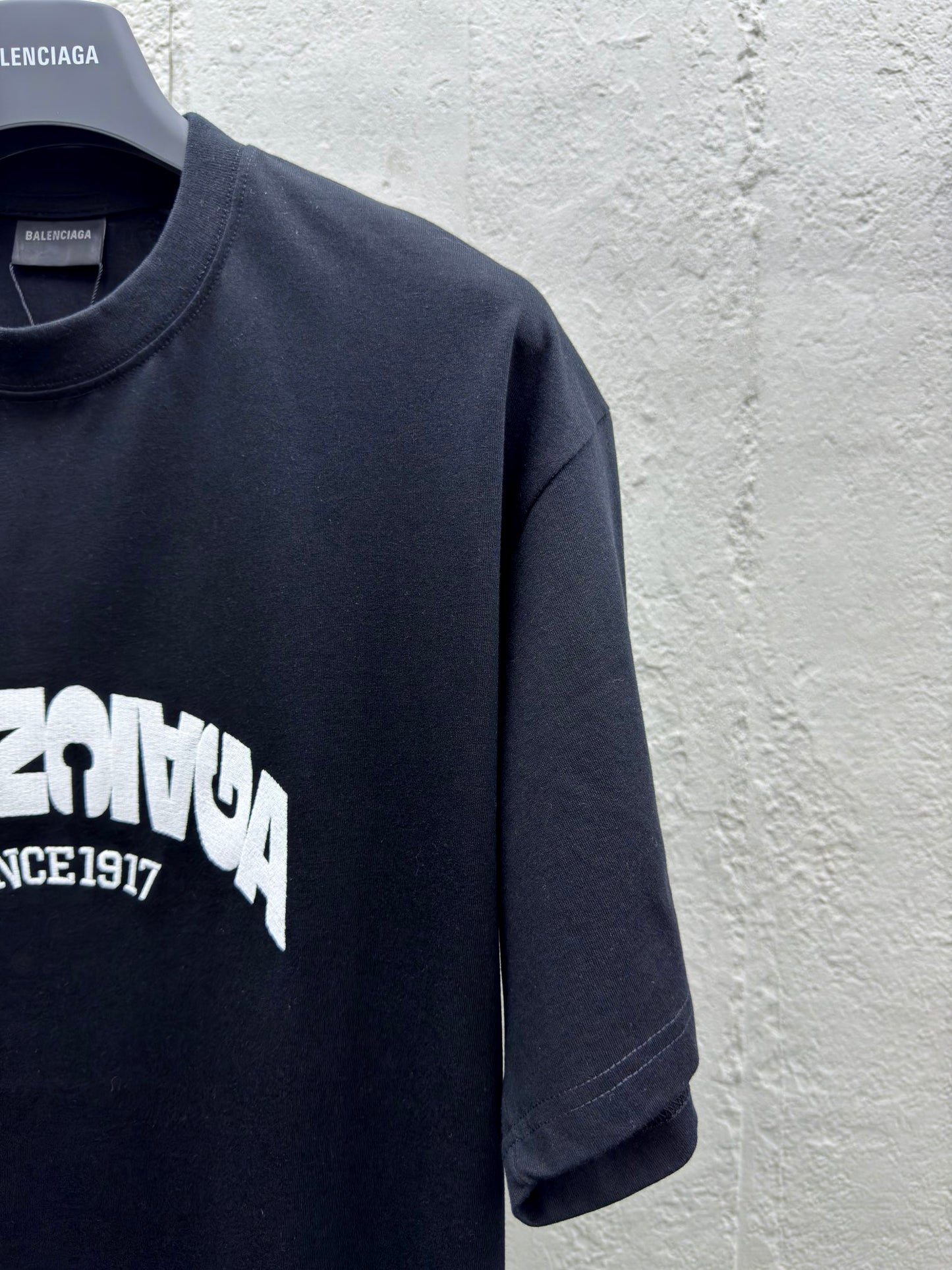 B inverted letters embroidered logo T-shirt