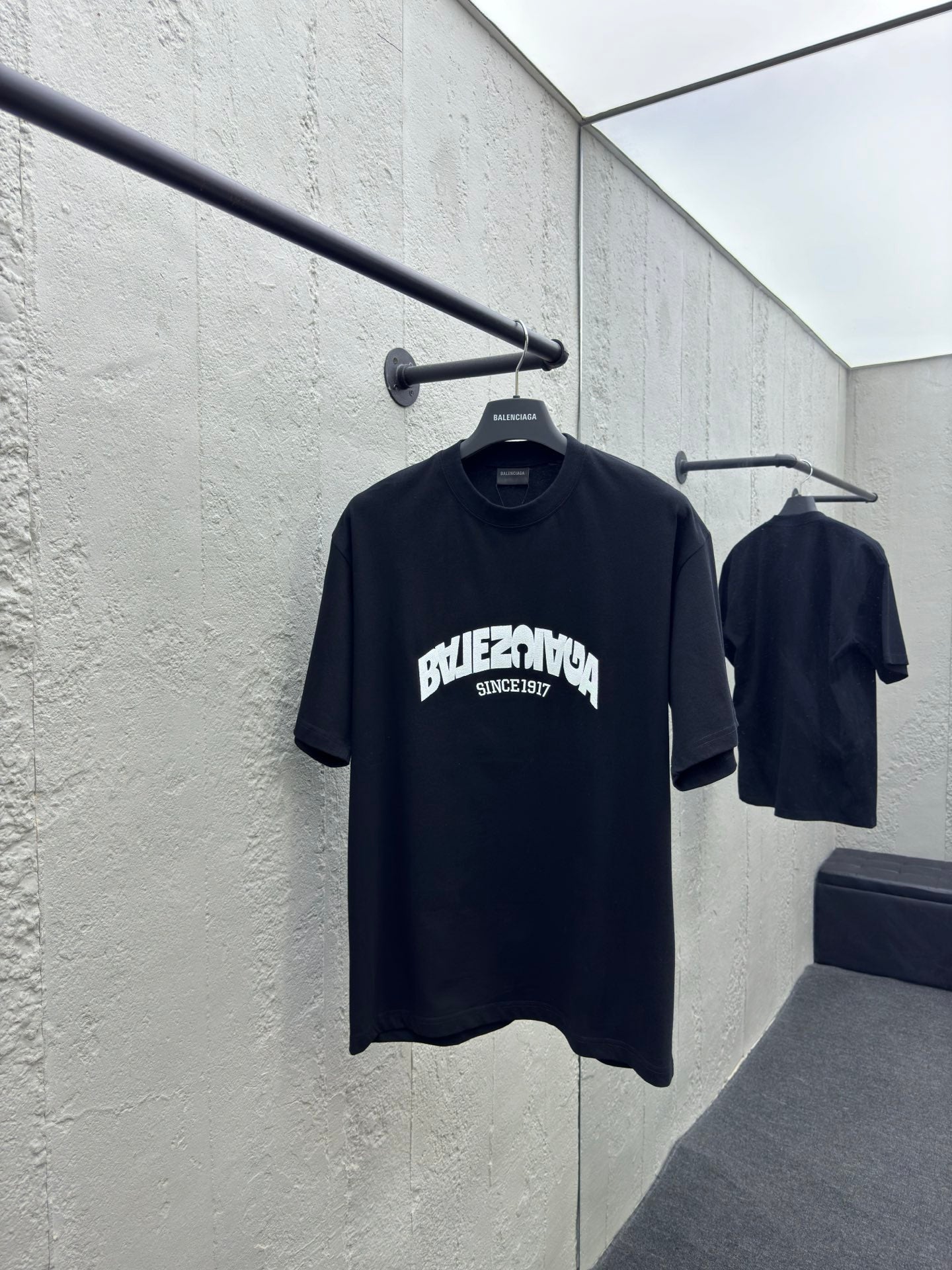 B inverted letters embroidered logo T-shirt