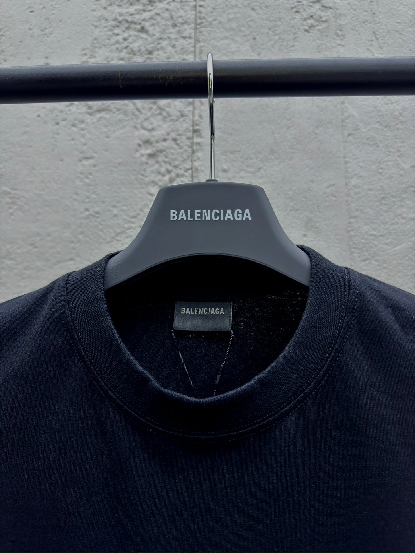 B inverted letters embroidered logo T-shirt